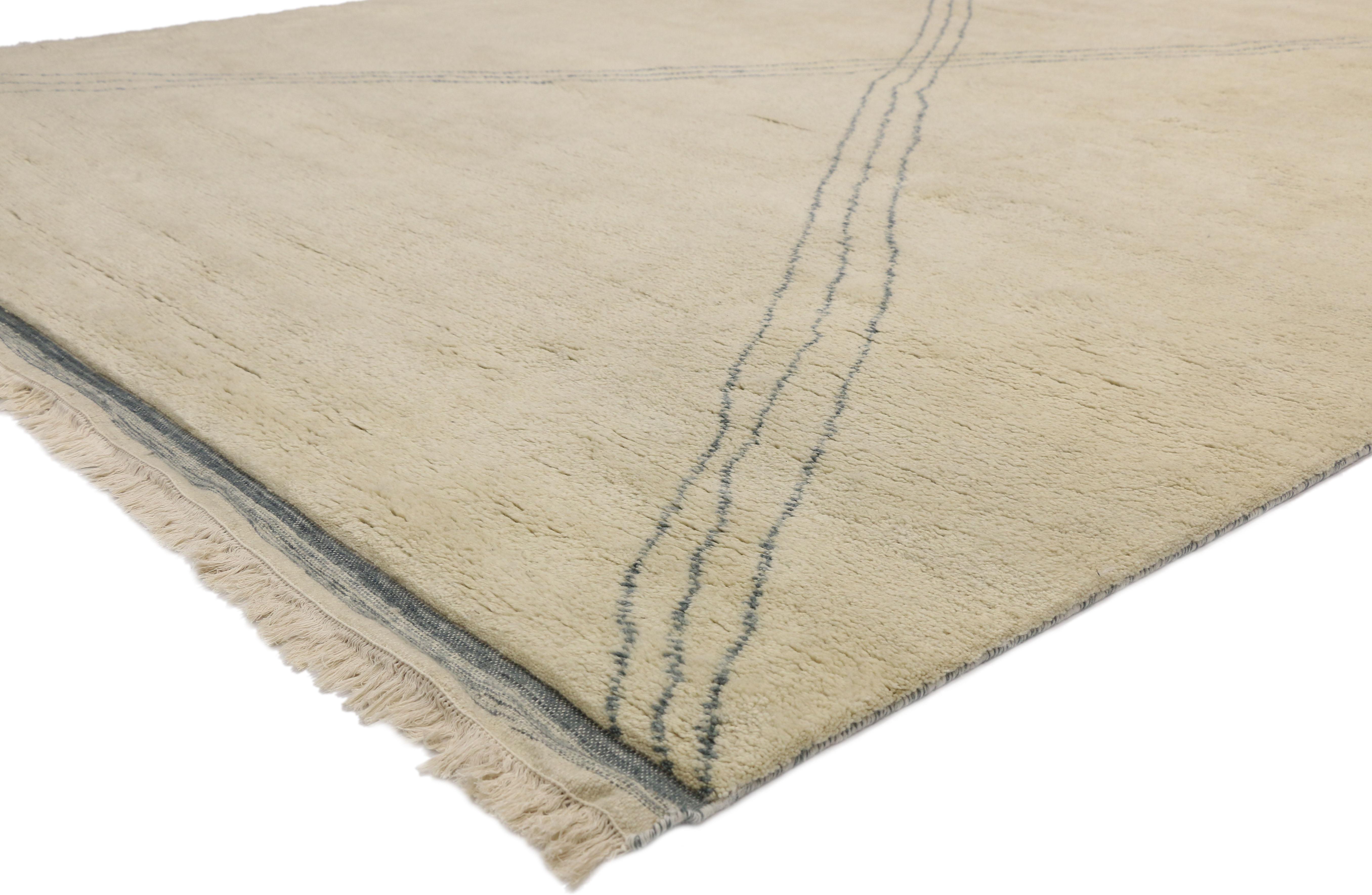 30500, nouveau tapis marocain contemporain au style moderniste et aux vibrations hygge. Ce tapis marocain contemporain en laine nouée à la main présente une grande forme en X composée de trois fines lignes grises sur un fond beige crème. Les détails
