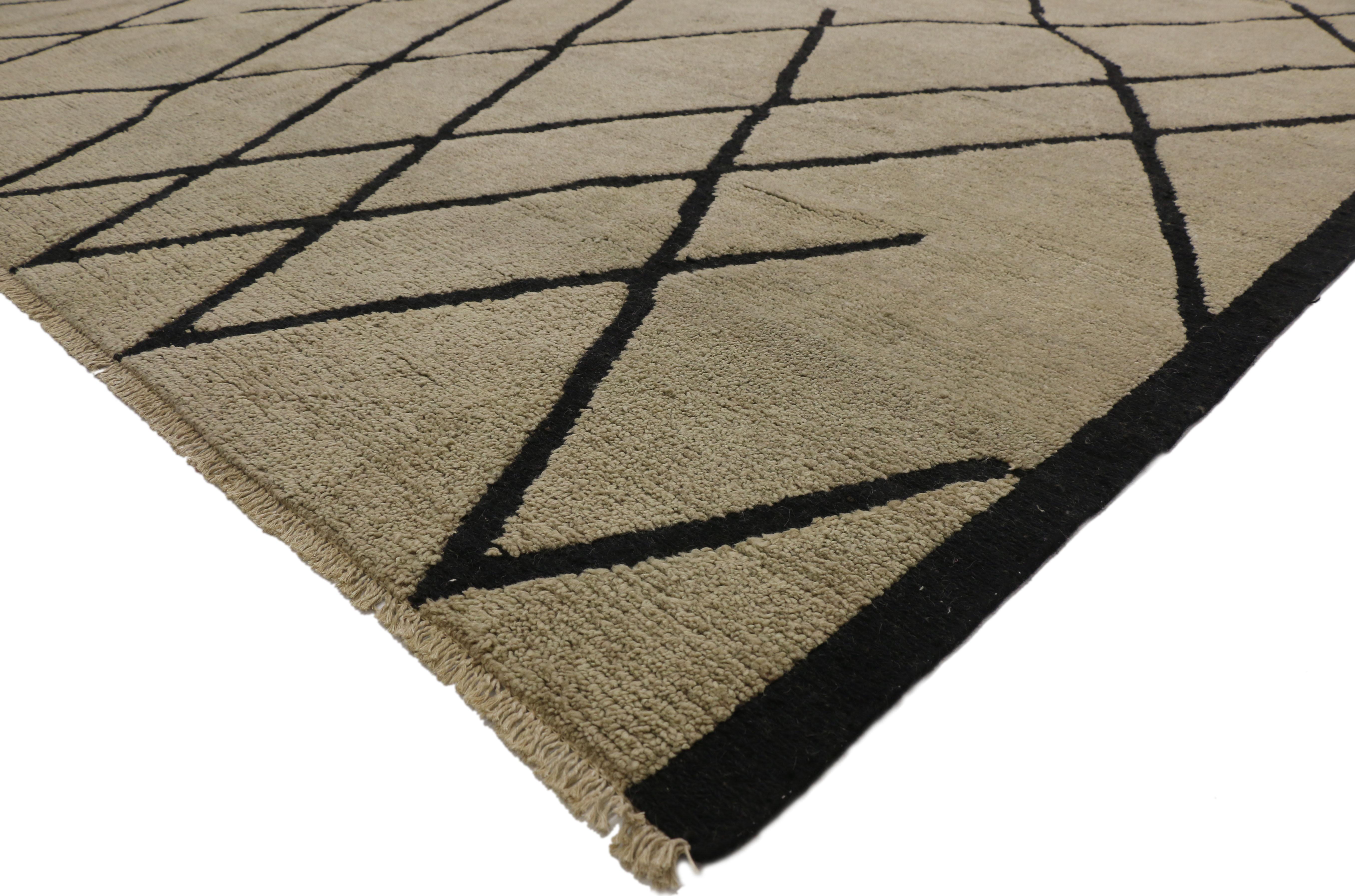 80502 Nouveau tapis marocain contemporain de style moderniste. Ce tapis marocain contemporain en laine nouée à la main présente des lignes noires contrastées qui courent le long de la toile de fond sable-écru. Les lignes noires audacieuses