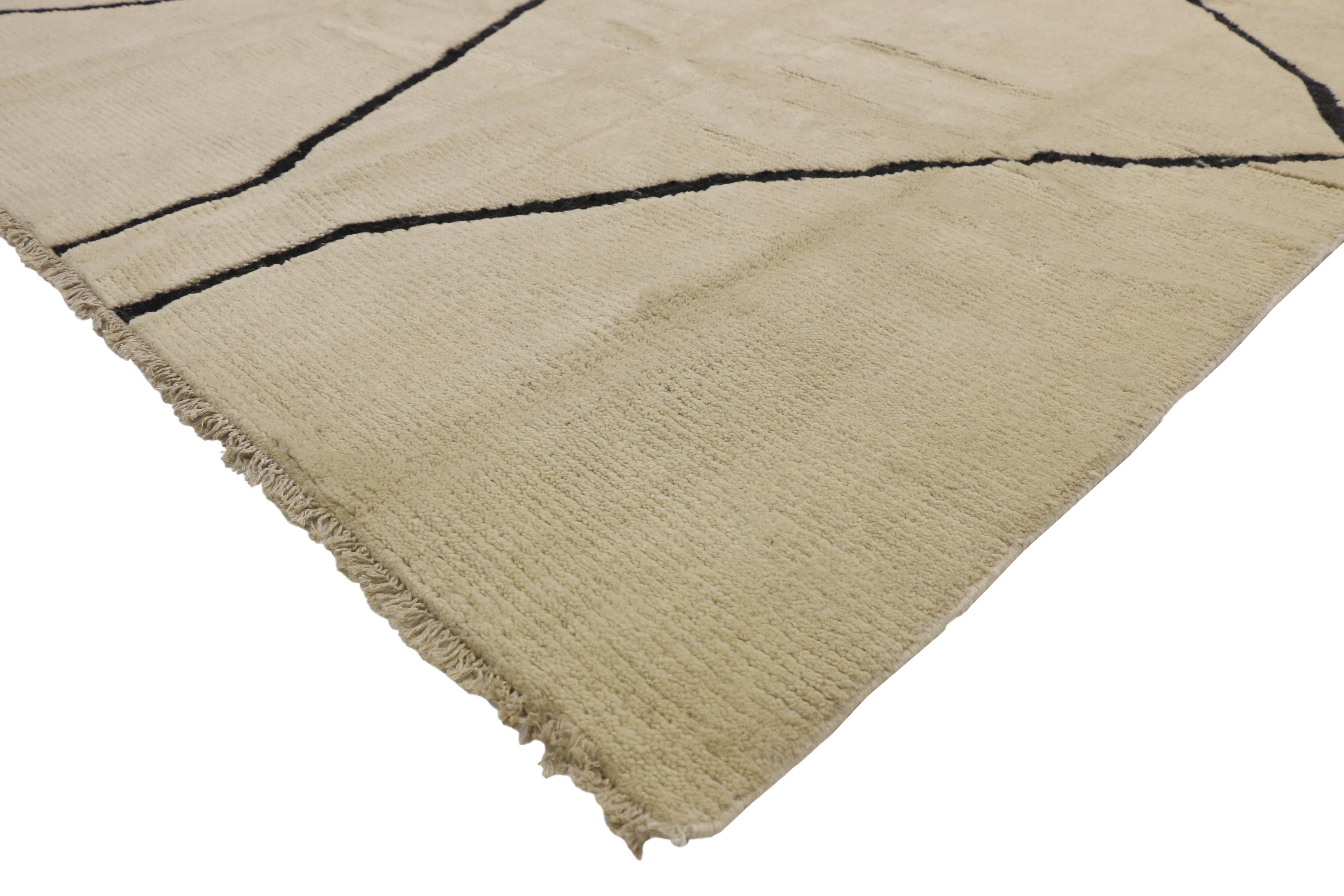 80507 Nouveau tapis marocain contemporain de style organique et moderne. Ce tapis marocain contemporain en laine nouée à la main présente deux colonnes de losanges en treillis qui se déploient sur les côtés d'un champ beige-crème abrasé. Les lignes