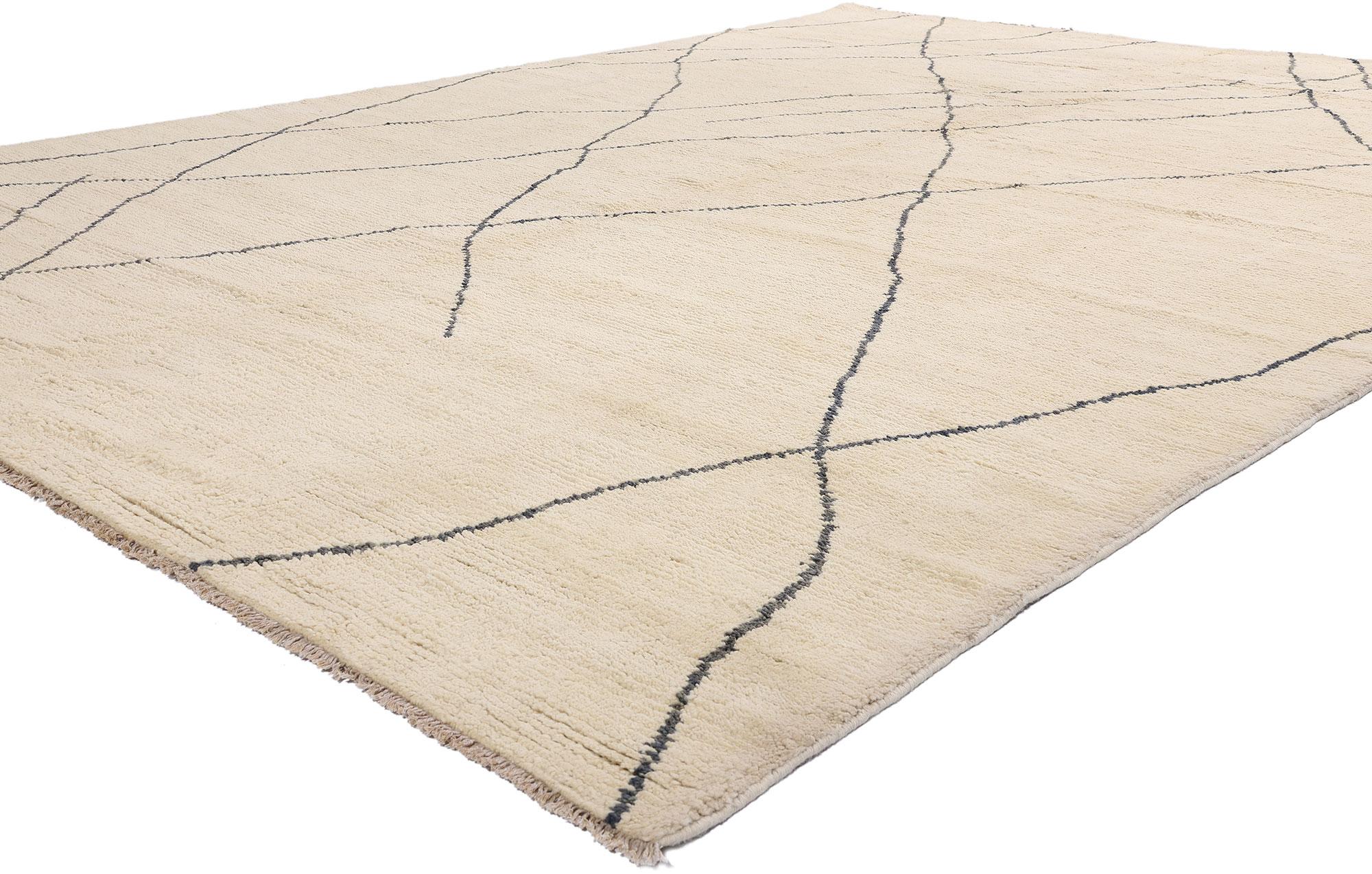 80698 Großer moderner marokkanischer Bio-Teppich, 09'07 x 13'01. Dieser moderne marokkanische Teppich aus handgeknüpfter Wolle ist ein atemberaubendes Beispiel für Schlichtheit und raffiniertes Design. Das weiche, abgewetzte beige Feld bietet eine