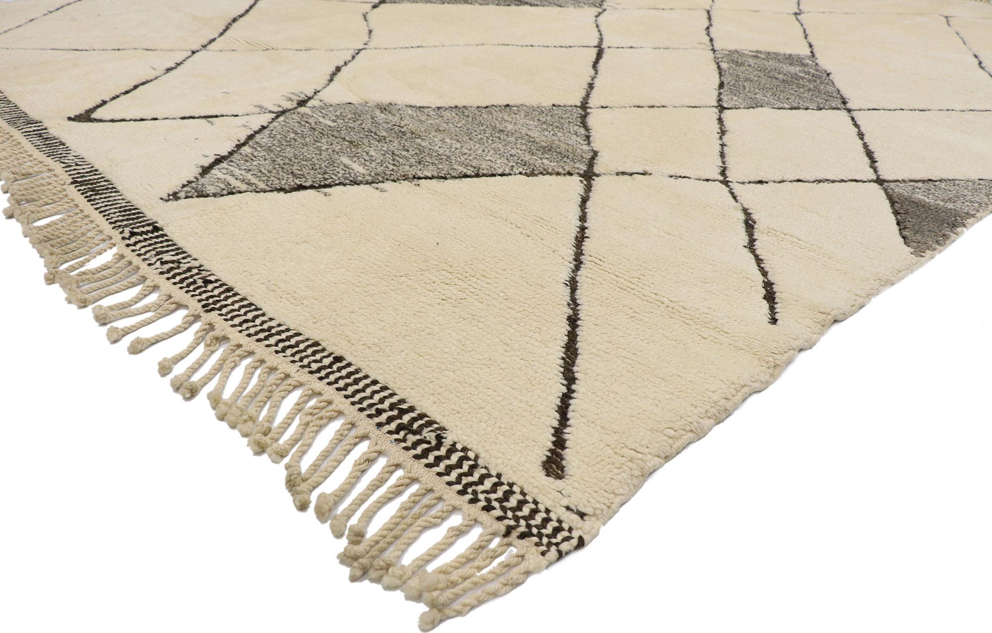 21157 Nuovo Tappeto marocchino moderno Beni Mrirt, 09'00 x 11'00. Questo tappeto marocchino Beni Mrirt, annodato a mano in lana, è un'opera sorprendente di design organico e moderno, che combina l'eleganza senza tempo dell'artigianato marocchino con