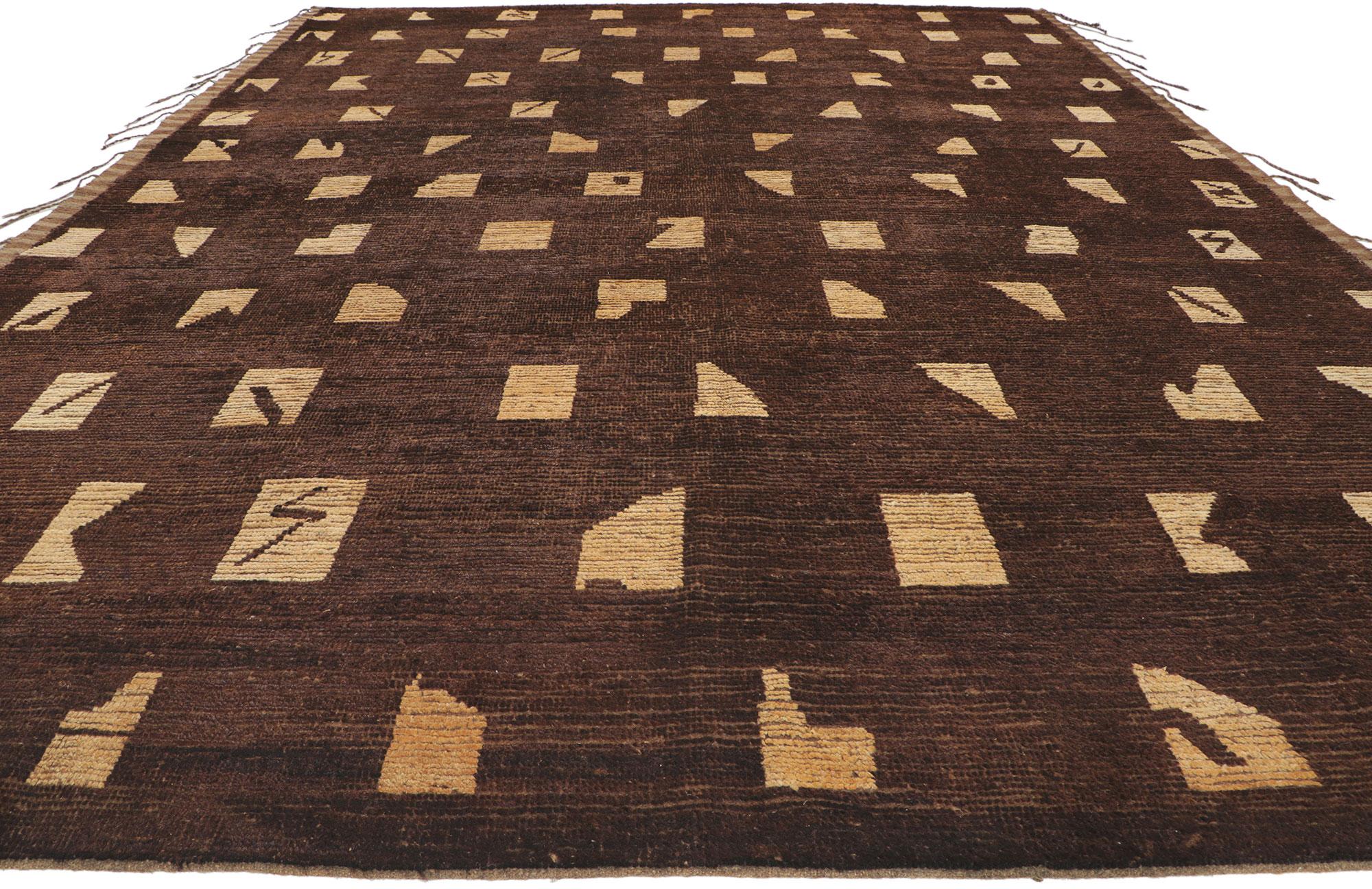 Marokkanischer Teppich in Erdtönen, Organische Moderne trifft auf Bauhaus-Stil (Pakistanisch) im Angebot