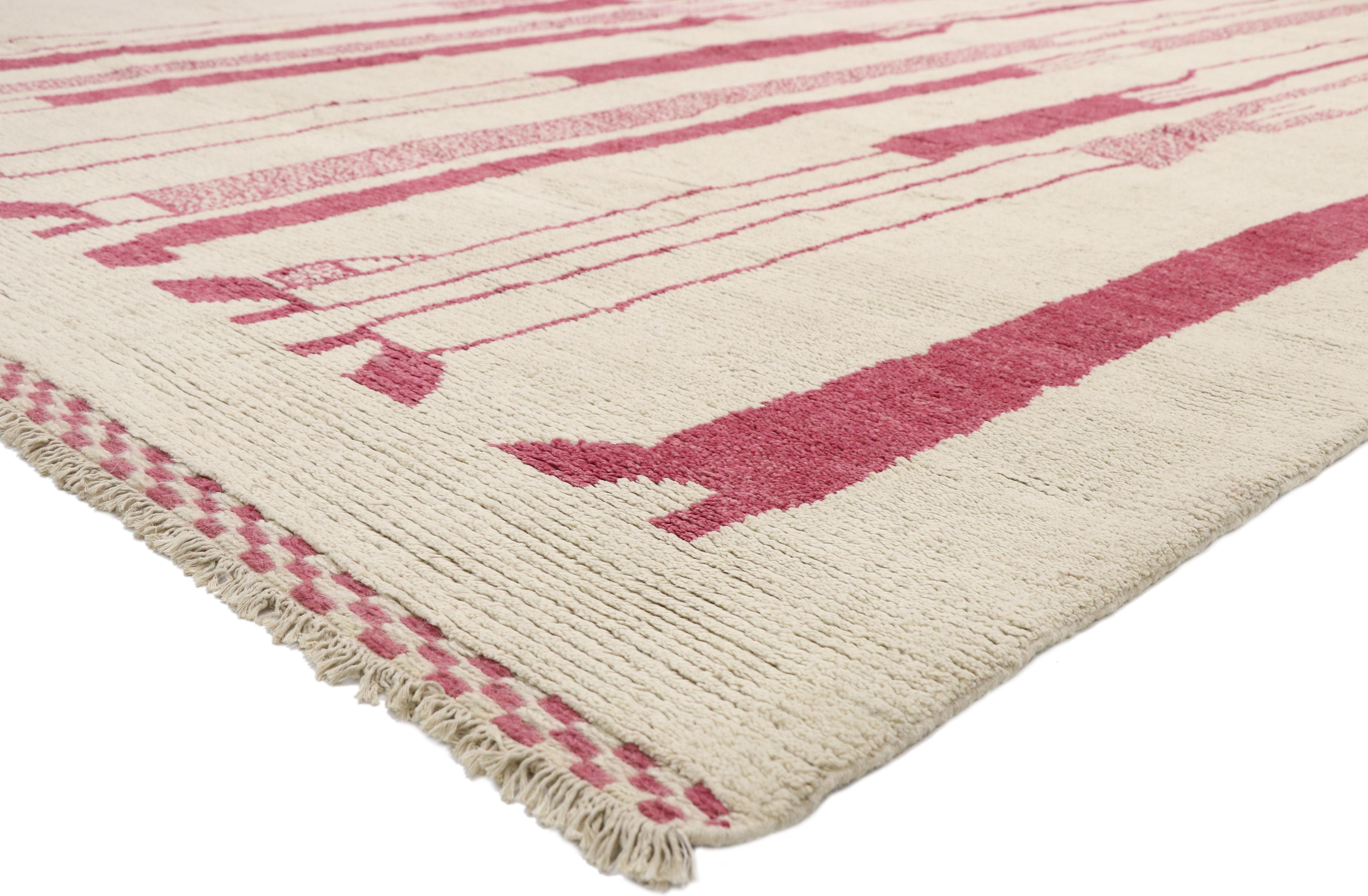 80530, neuer zeitgenössischer marokkanischer Teppich, inspiriert von Alberto Giacometti Dogon Tribe. Dieser moderne marokkanische Teppich aus handgeknüpfter Wolle zeichnet sich durch langgestreckte Silhouetten in dunklem Rosa vor einem unifarbenen,