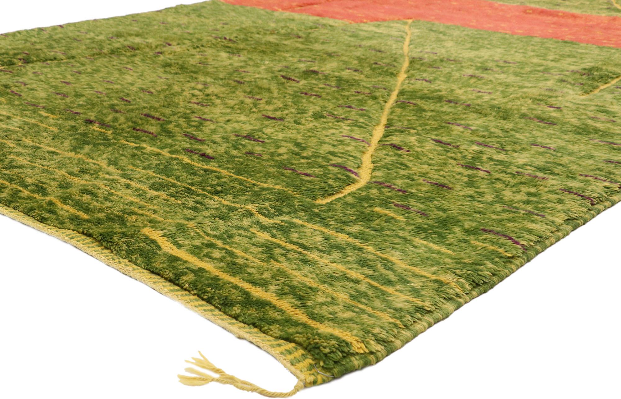 21037 Moderner grüner Beni Mrirt Marokkanischer Teppich, 06'11 x 10'06. Beni Mrirt-Teppiche verkörpern eine geschätzte marokkanische Webtradition, die für ihre luxuriöse Textur, geometrischen Muster und beruhigenden Erdtöne bekannt ist. Diese