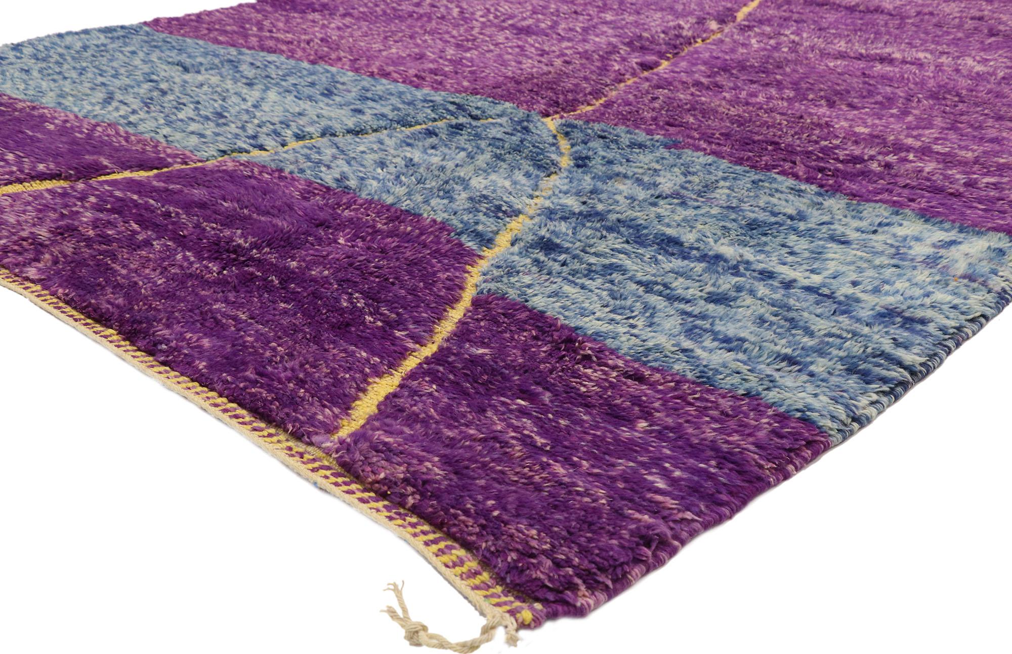 20994 Tapis marocain Beni Mrirt violet, 07'02 x 10'02. Les tapis Beni Mrirt incarnent une tradition vénérée du tissage marocain, réputés pour leur texture luxueuse, leurs motifs géométriques et leurs teintes terreuses sereines. Fabriqués à la main