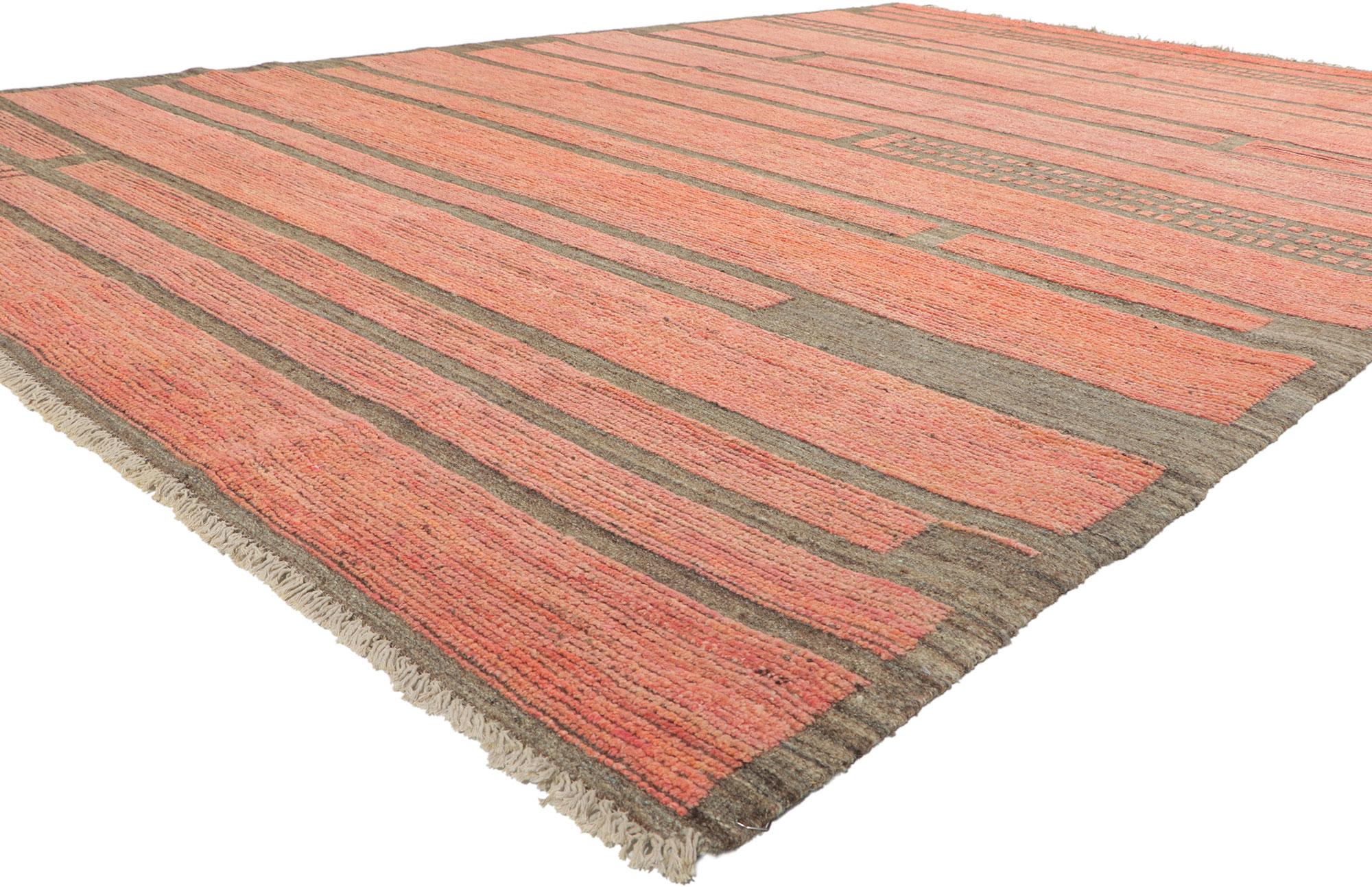 80948 New Tapis marocain contemporain, 08'04 x 12'03. Incarnant l'esprit du mouvement Bauhaus tout en célébrant le design berbère moderne et l'artisanat pakistanais, ce tapis marocain en laine nouée à la main est un exemple éblouissant de By Design