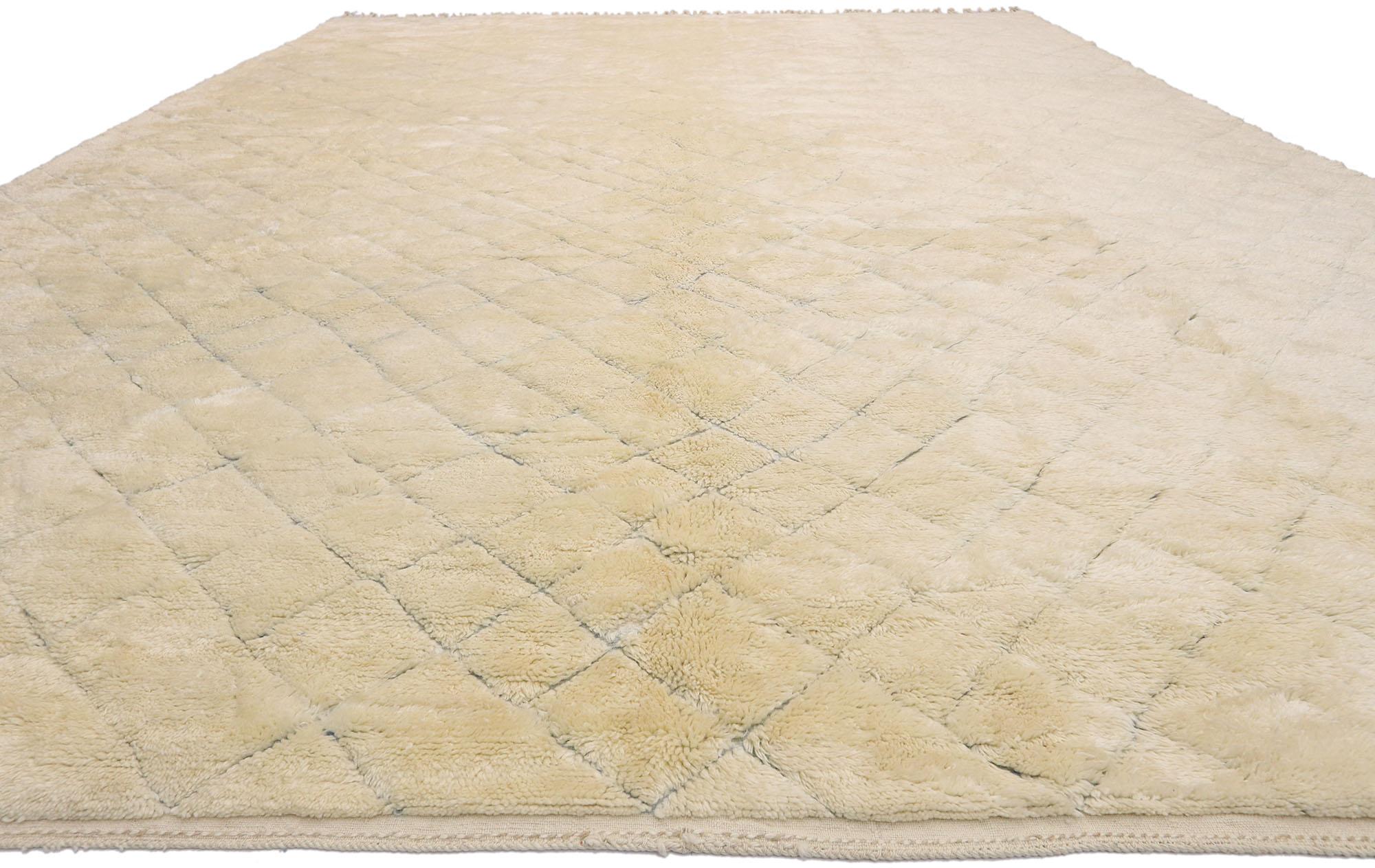Neutraler marokkanischer Teppich in Übergröße, organischer, moderner Stil, mit subtilem Shibui (Marokkanisch) im Angebot