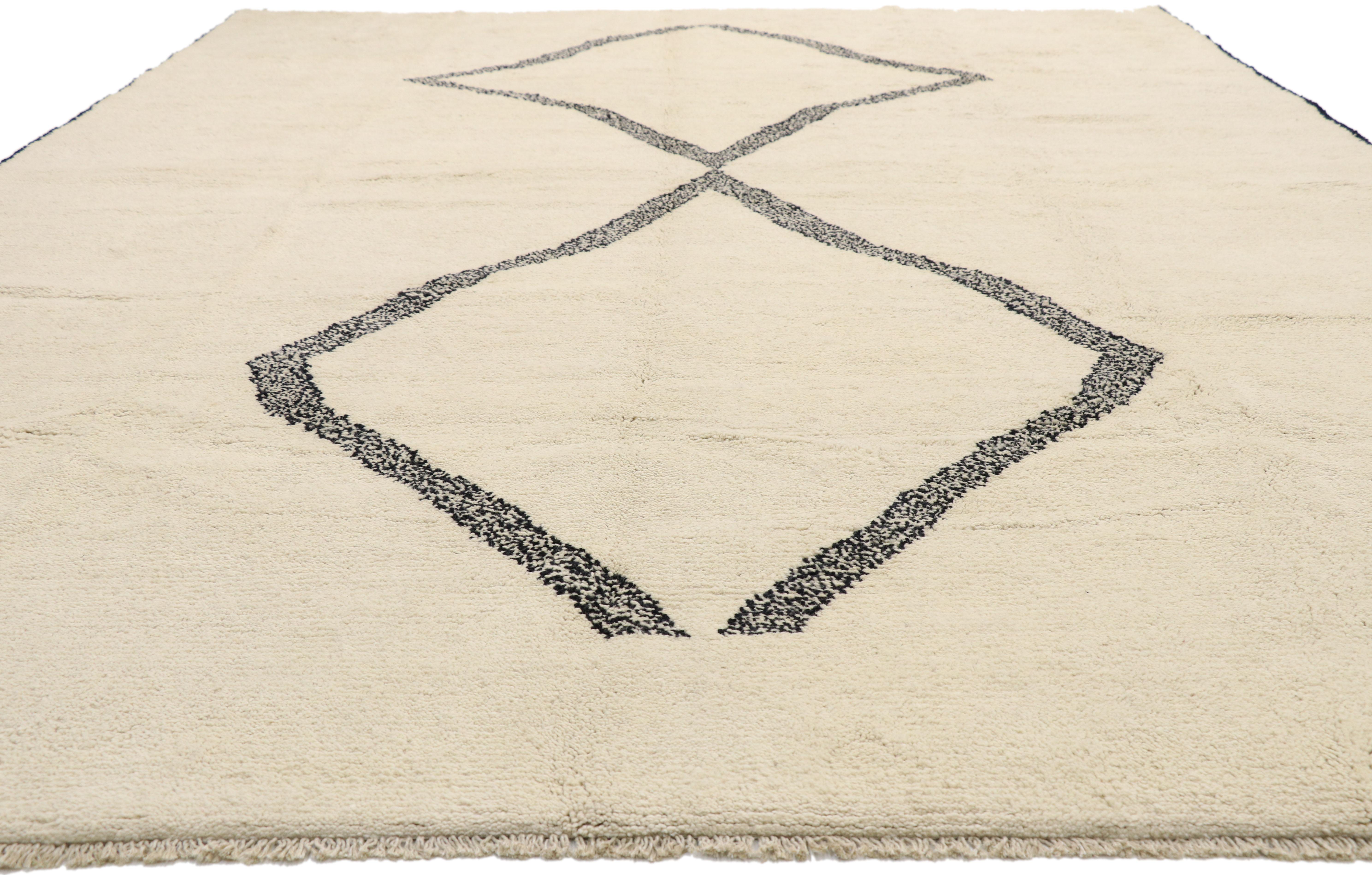 Großer organischer, moderner marokkanischer Teppich, minimalistisch, Shibui trifft auf Stammeskunst-Enchantment (Pakistanisch) im Angebot