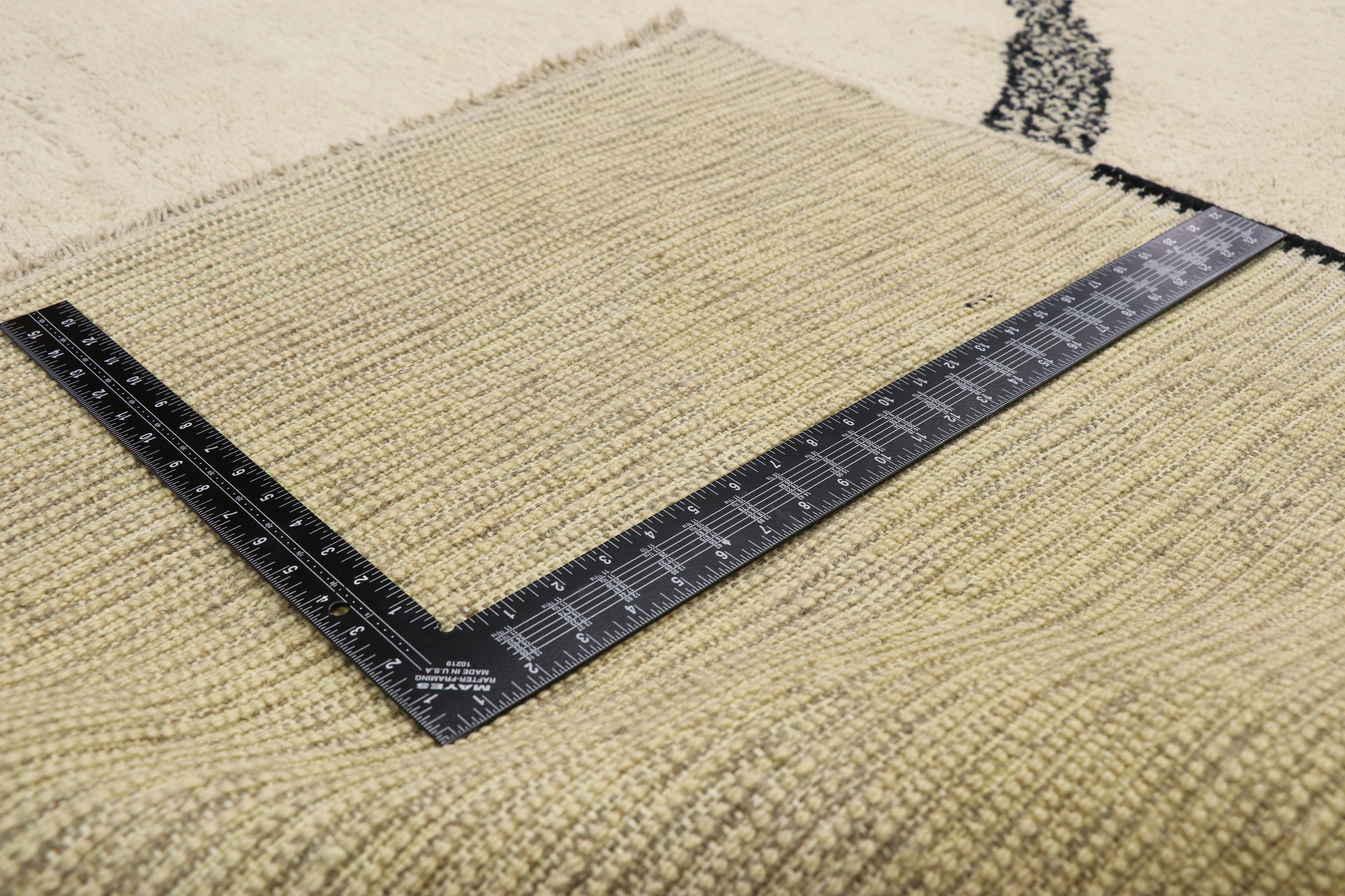 Großer organischer, moderner marokkanischer Teppich, minimalistisch, Shibui trifft auf Stammeskunst-Enchantment im Zustand „Neu“ im Angebot in Dallas, TX