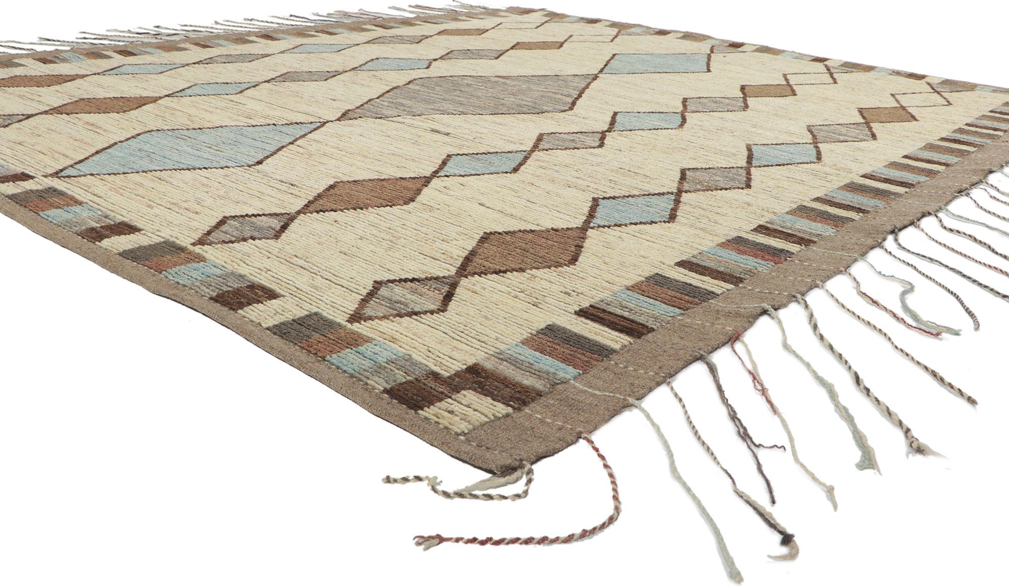 80799 Tappeto marocchino in tonalità terra con pelo corto, 08'05 x 10'03. Ammira il fascino incantevole di questo tappeto marocchino in lana annodato a mano, dove il regno dell'incanto tribale si intreccia perfettamente con l'eleganza contemporanea,