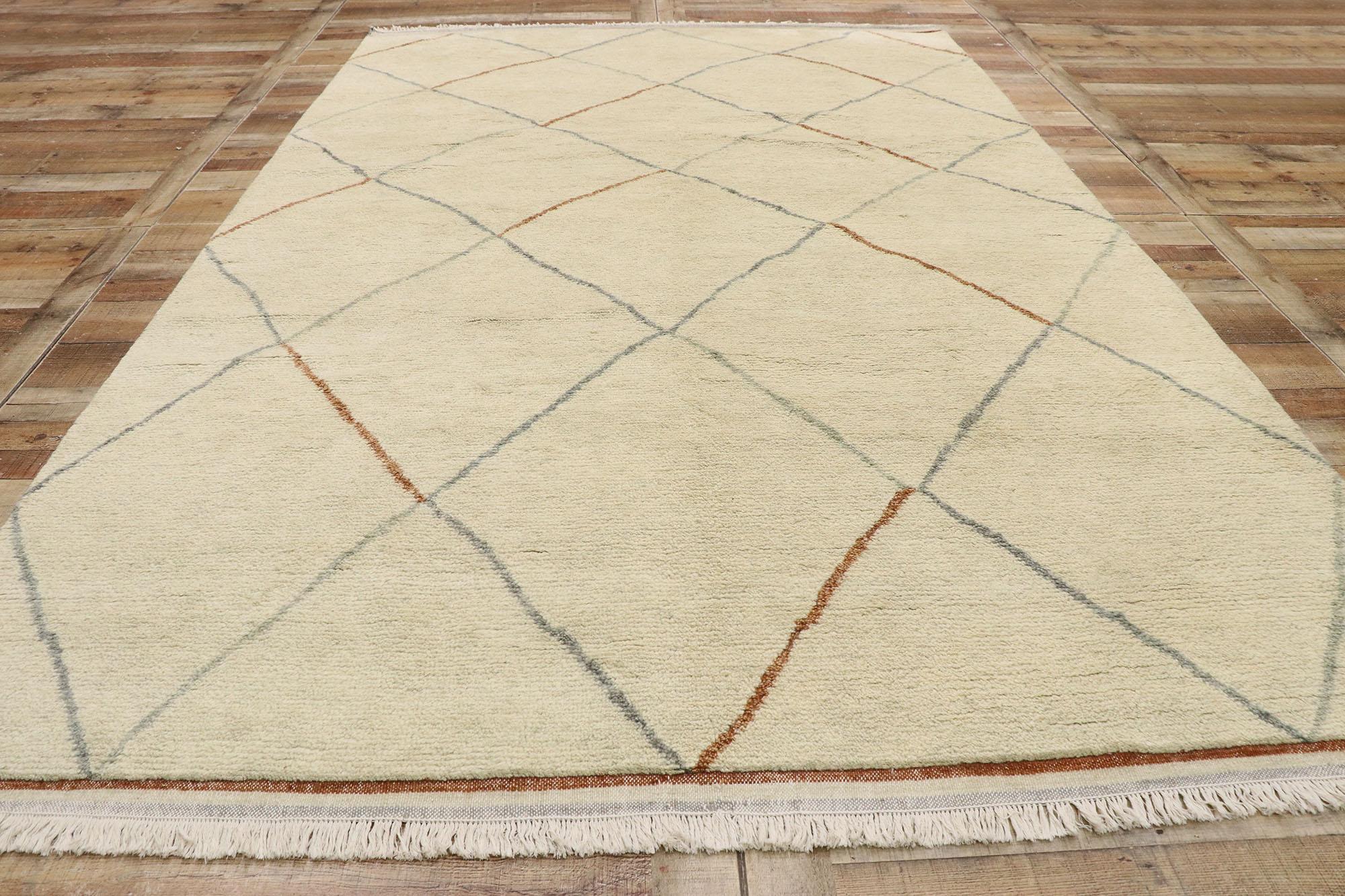 Zeitgenössischer marokkanischer Teppich mit warmem, minimalistischem Stil (21. Jahrhundert und zeitgenössisch) im Angebot