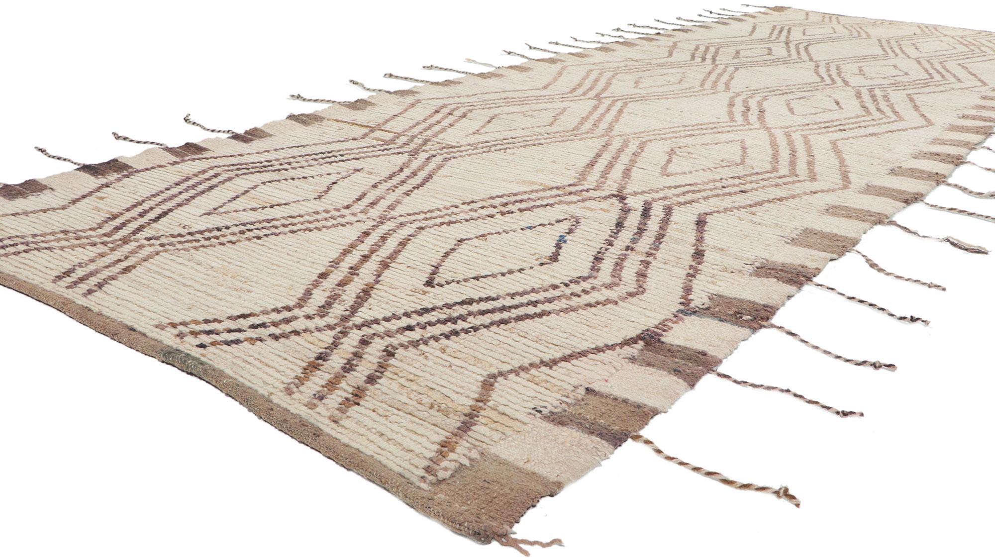 80780 New Contemporary Tapis marocain, 04'10 x 15'05. Avec son style moderne, ses détails et sa texture incroyables, ce chemin de table marocain contemporain en laine nouée à la main est une vision captivante de la beauté tissée. Le motif tribal et