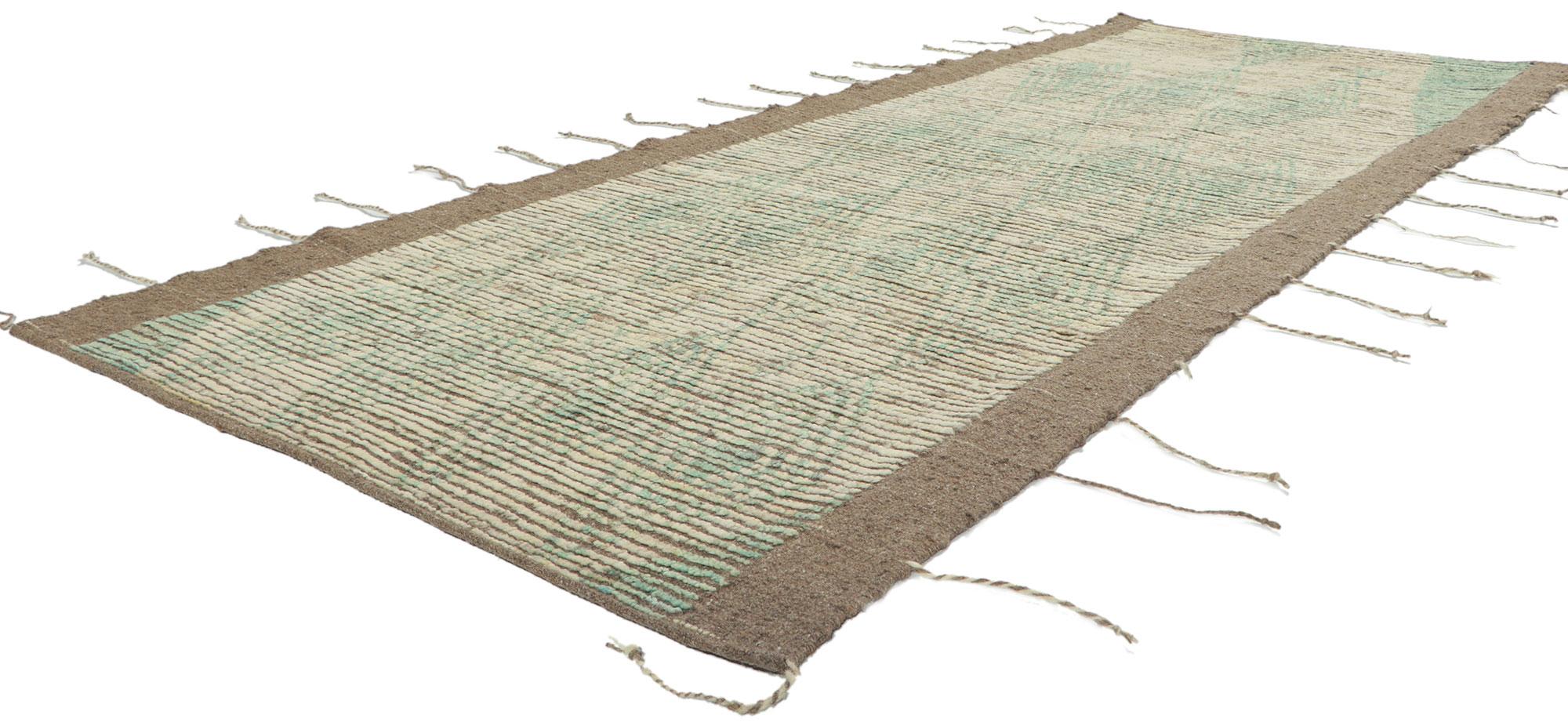 80770 New Contemporary Chemin de table de style marocain, 03'06 x 09'01. Avec son charme nomade, ses détails et sa texture incroyables, ce chemin de table marocain contemporain en laine nouée à la main est une vision captivante de la beauté tissée.