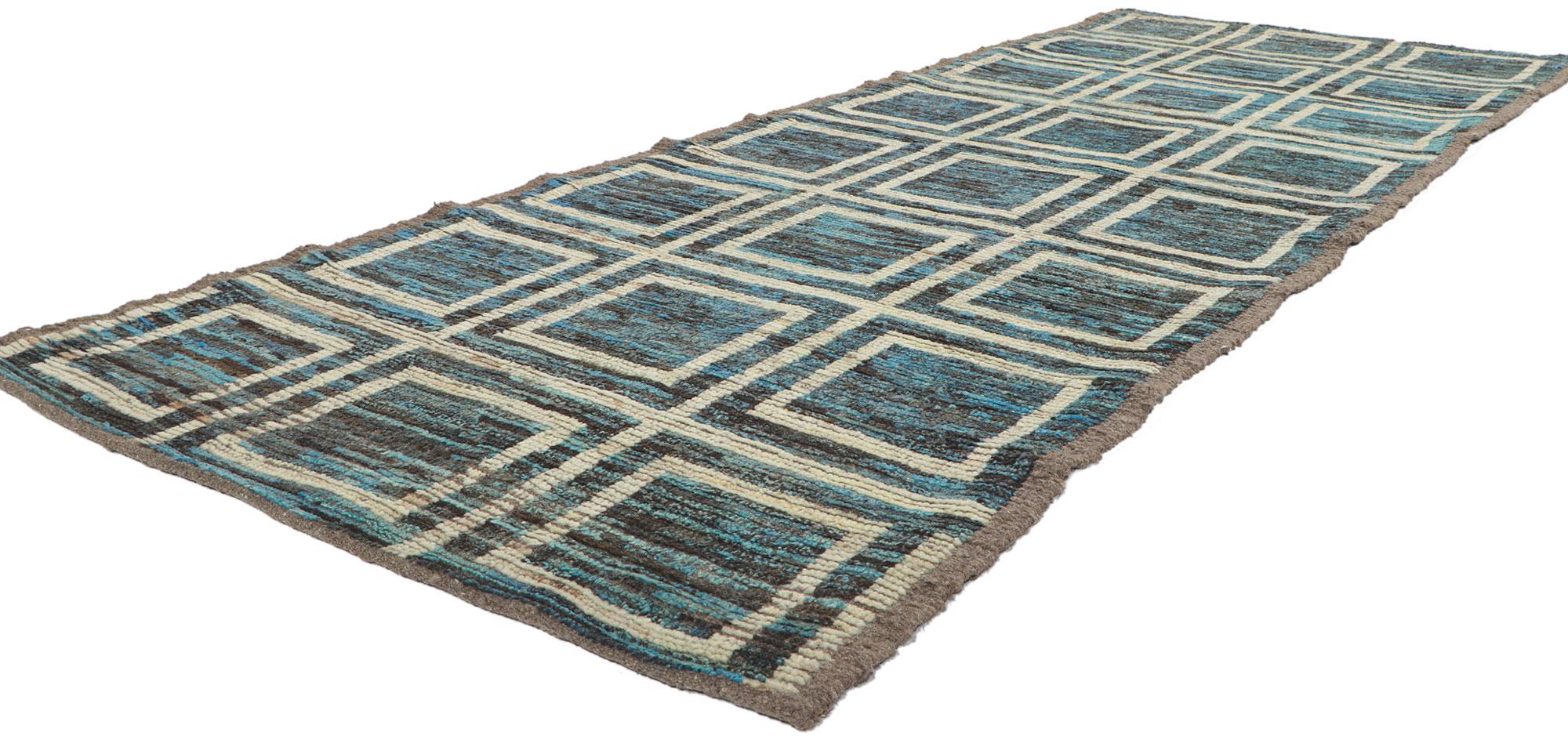 80767 New Contemporary Tapis marocain, 03'04 x 09'06. Avec son charme nomade, ses détails et sa texture incroyables, ce chemin de table marocain contemporain en laine nouée à la main est une vision captivante de la beauté tissée. Le motif tribal et