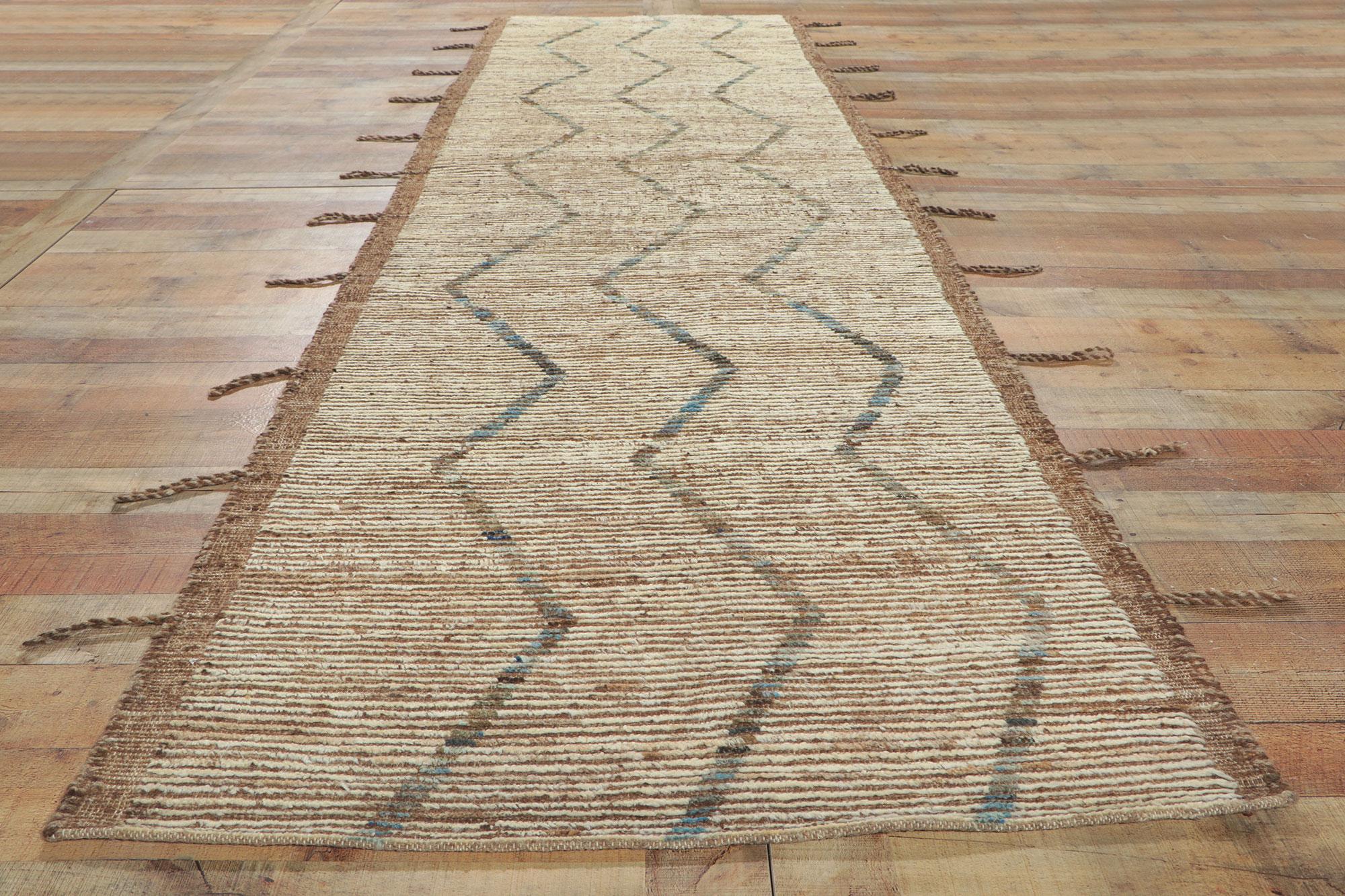 XXIe siècle et contemporain Nouveau tapis de couloir marocain contemporain à poils courts en vente