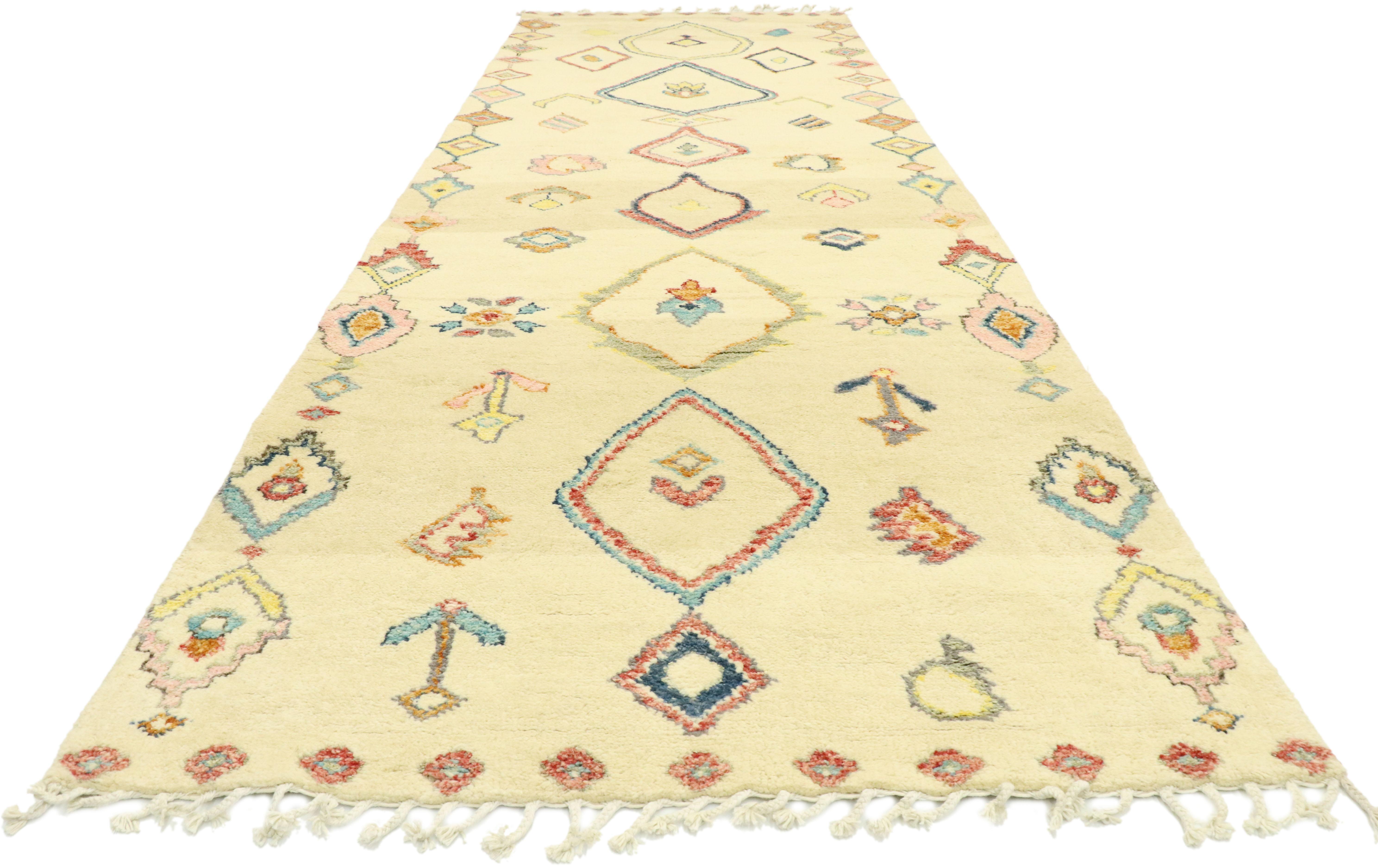 Bohème Nouveau tapis de couloir marocain contemporain à poils longs avec style tribal bohème en vente