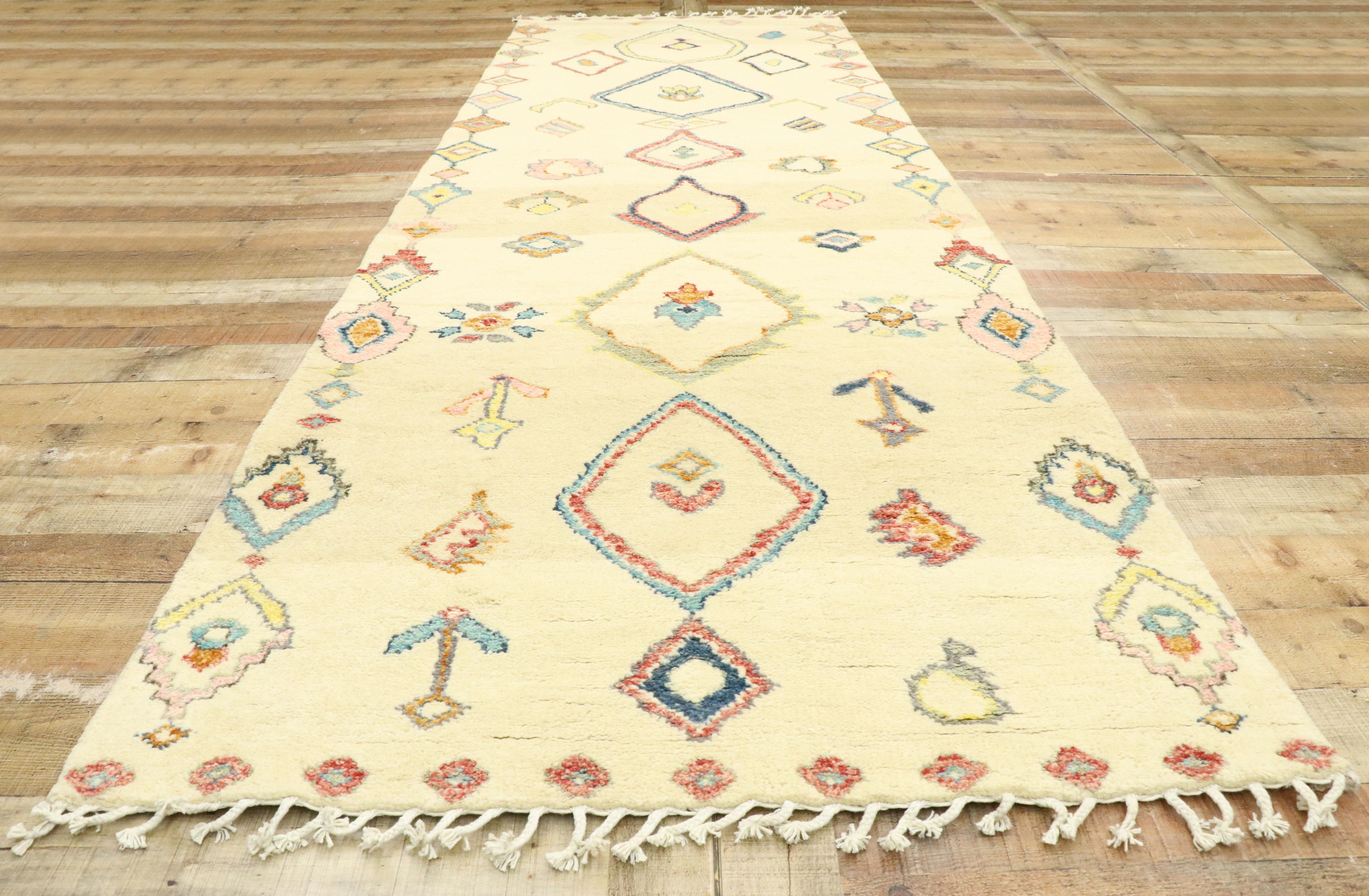 Colorful Moroccan Rug Runner, Cozy Boho Meets Eclectic Jungalow In New Condition For Sale In Dallas, TX