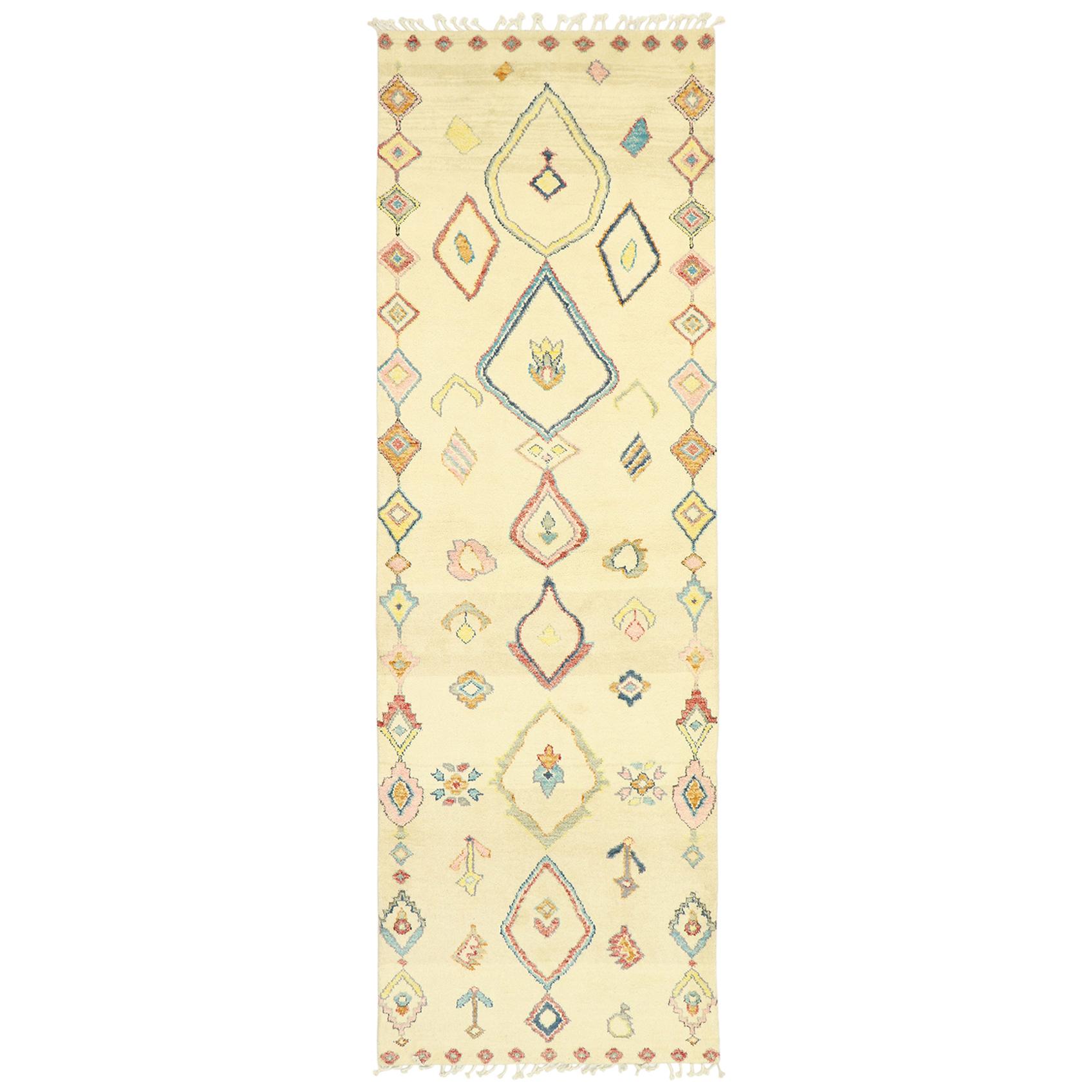 Nouveau tapis de couloir marocain contemporain à poils longs avec style tribal bohème