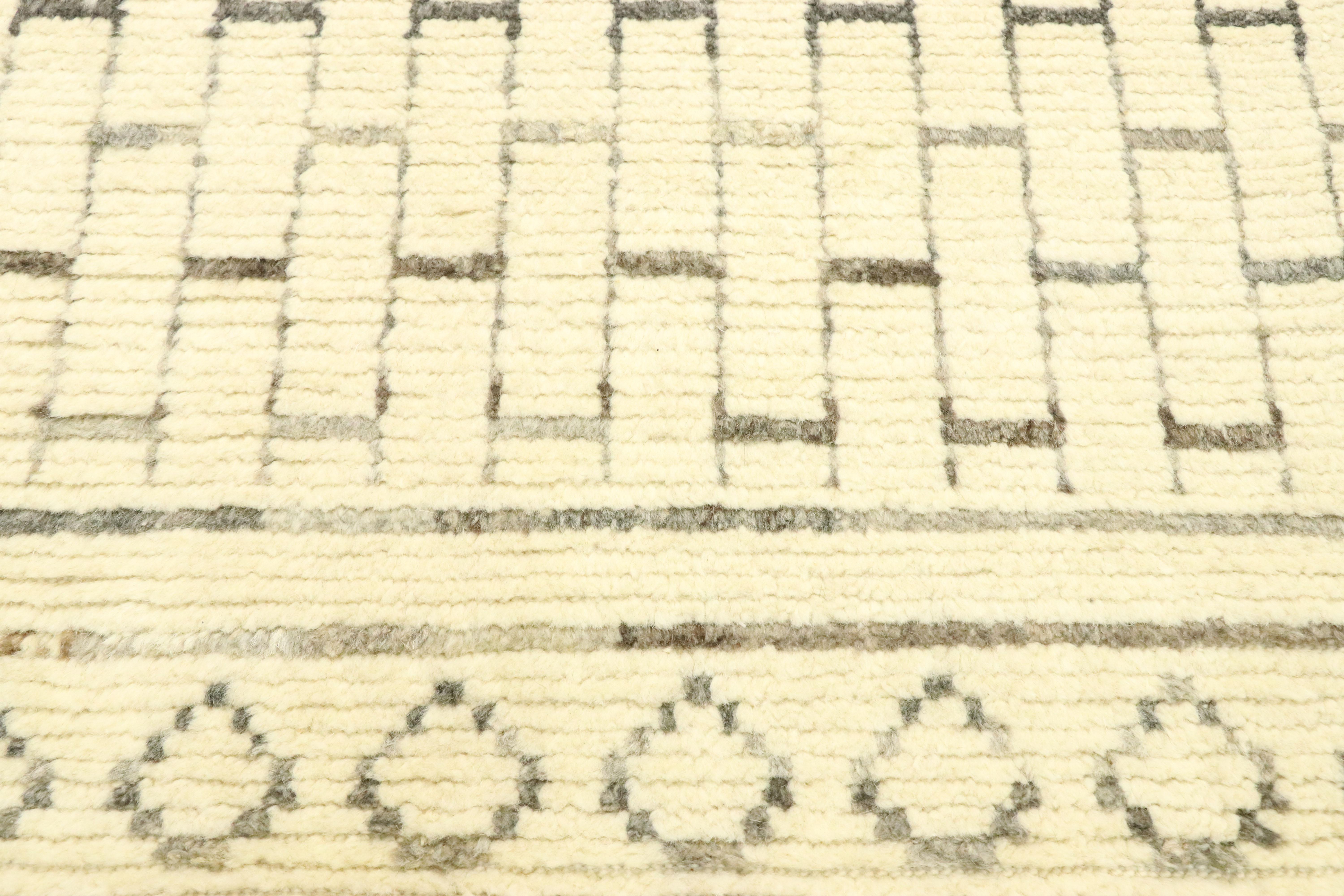 Alfombra orgánica marroquí moderna, el estilo brutalista se une al acogedor nómada Pakistaní en venta