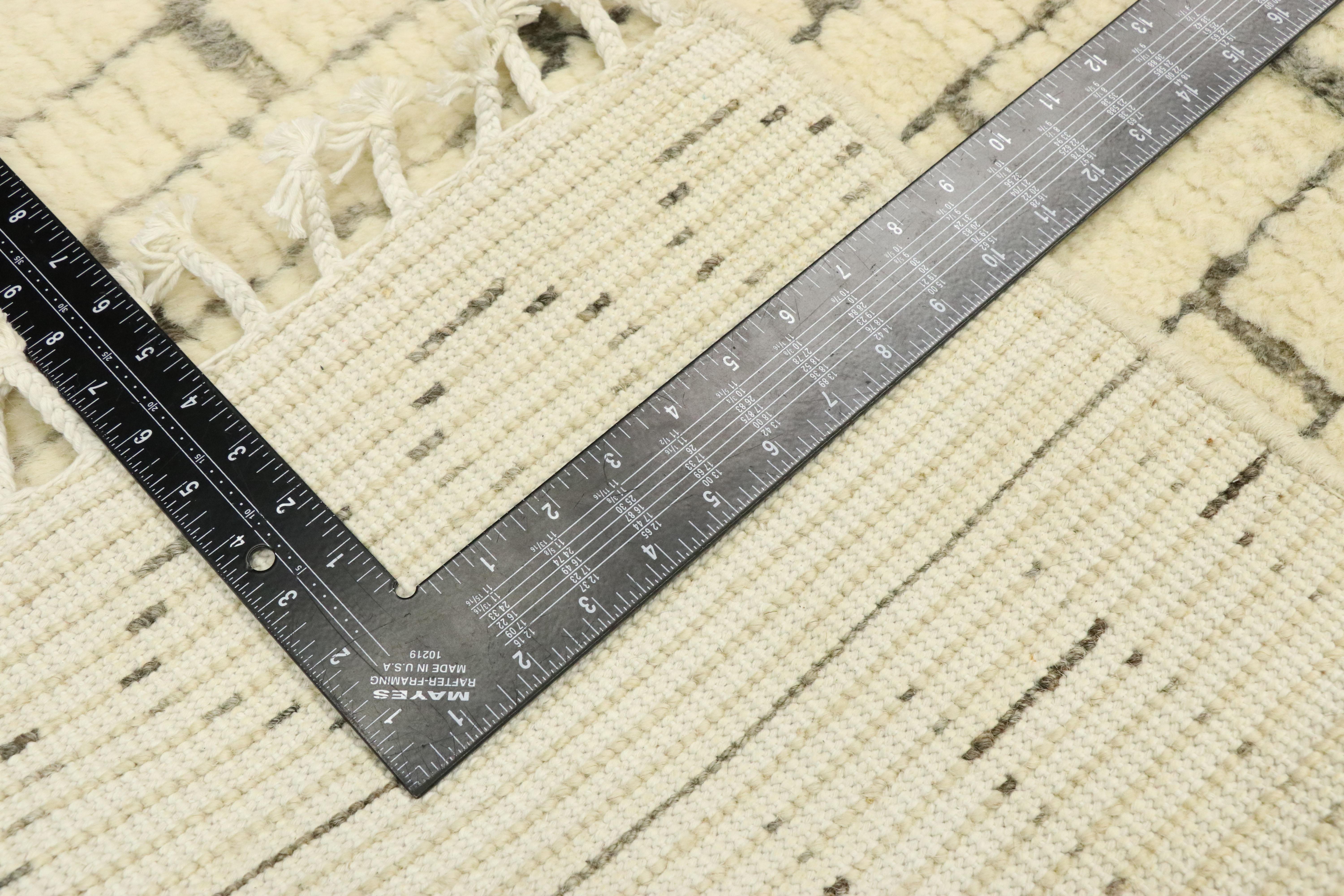 Alfombra orgánica marroquí moderna, el estilo brutalista se une al acogedor nómada Anudado a mano en venta
