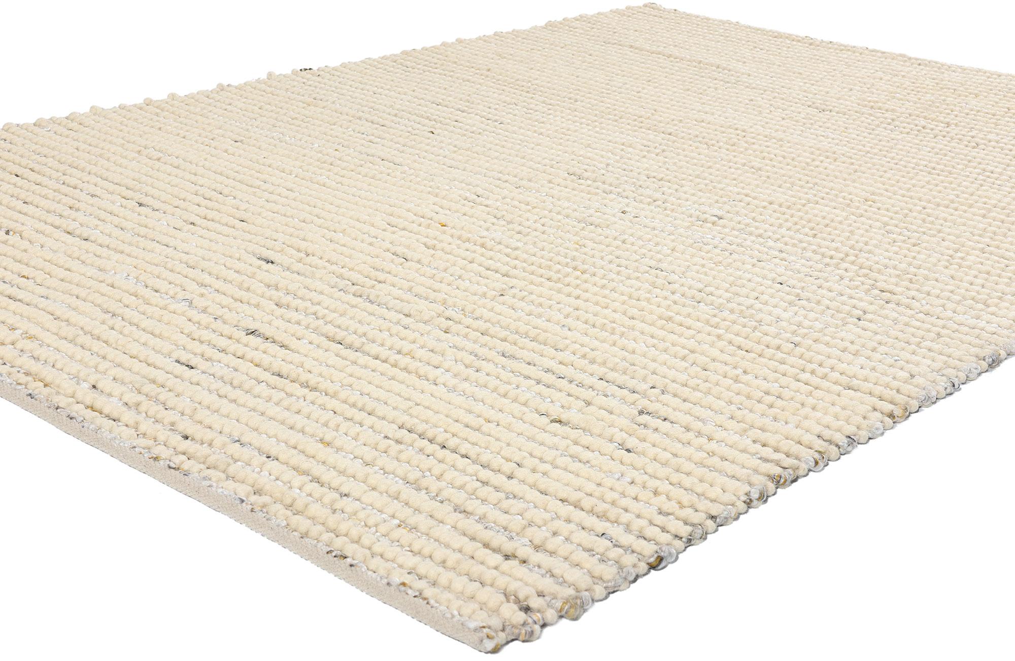 31039 Tappeto Kilim marocchino a trama alta e bassa, 05'08 x 08'01. Immergiti nella tranquilla bellezza del design Shibui e Organic Modern con questo tappeto marocchino intrecciato a mano e dalla trama alta e bassa. Il design minimalista del tappeto