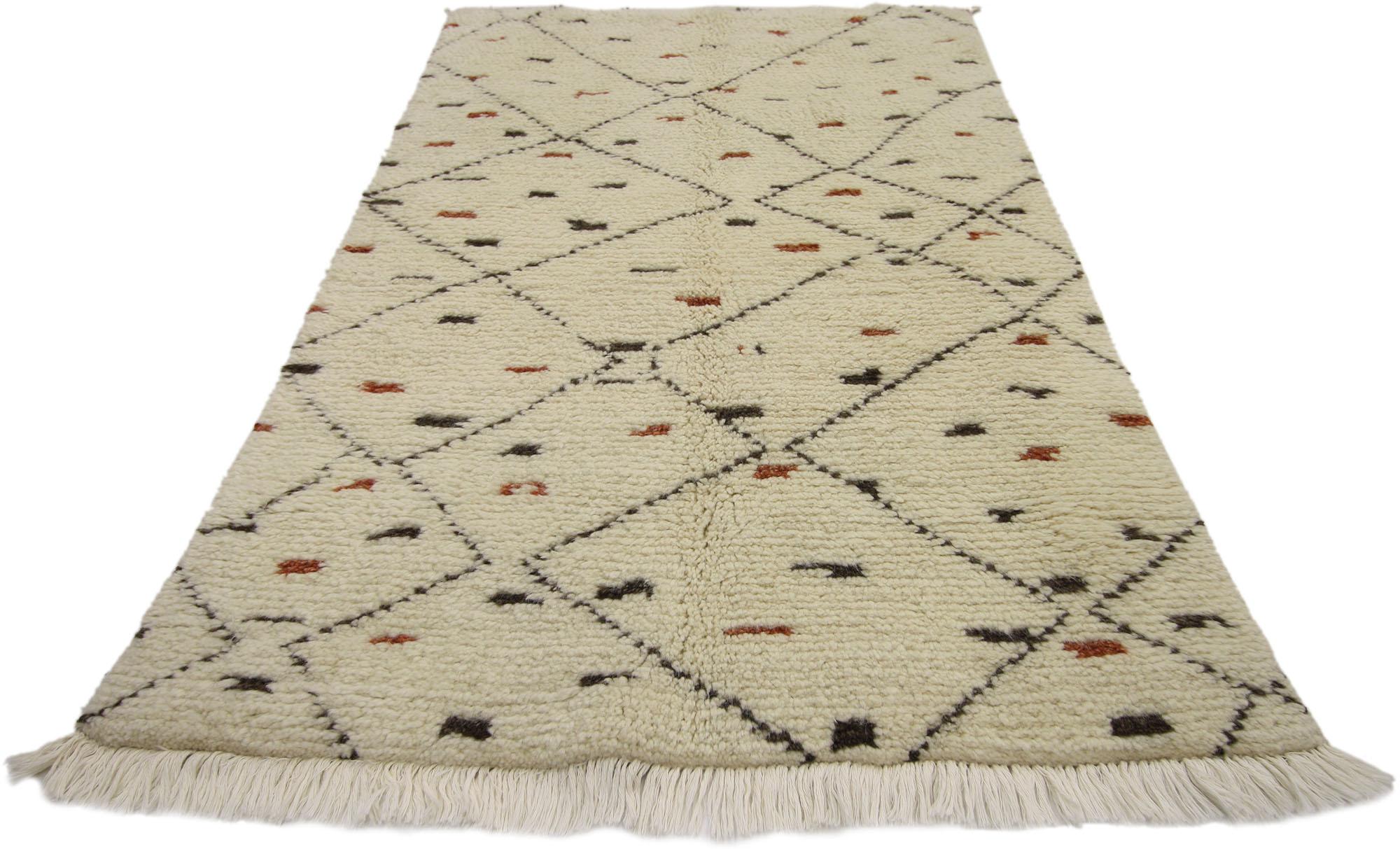 Zeitgenössischer Akzentteppich im marokkanischen Stil (Stammeskunst) im Angebot