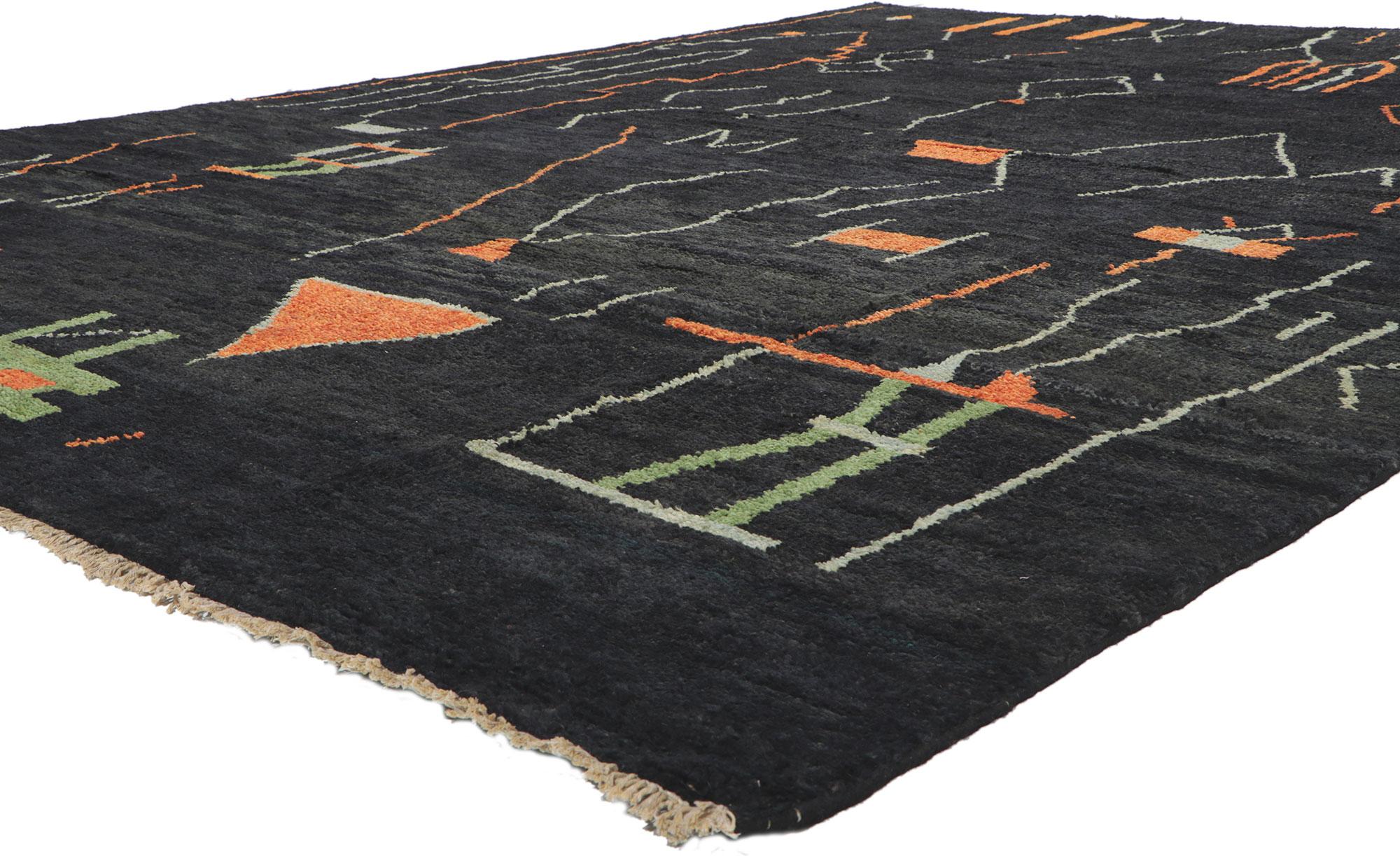 80704 Grand tapis marocain moderne noir 09'05 x 12'10. Dans ce chef-d'œuvre en laine fabriqué à la main, l'esthétique brutaliste converge avec l'élégance contemporaine, donnant naissance à un tapis marocain moderne drapé dans le charme inflexible du