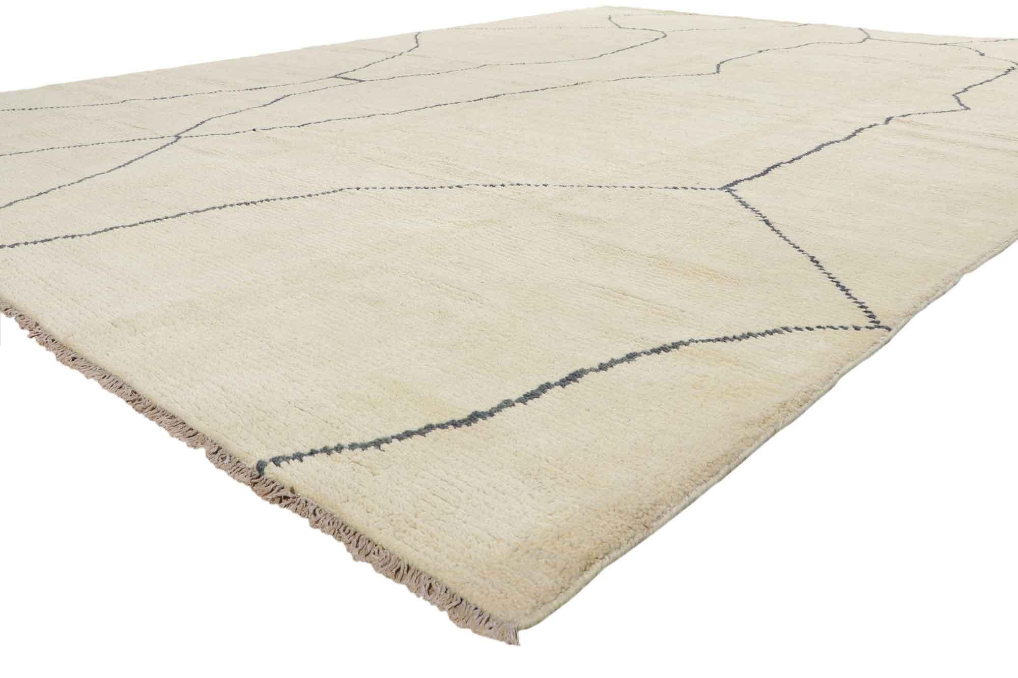 80702 New Contemporary Moroccan Area Rug 09'07 x 13'02. Dieser moderne marokkanische Teppich aus handgeknüpfter Wolle besticht durch seine Schlichtheit, seine unglaublichen Details und seine Textur. Das abgewetzte beigefarbene Feld weist ein