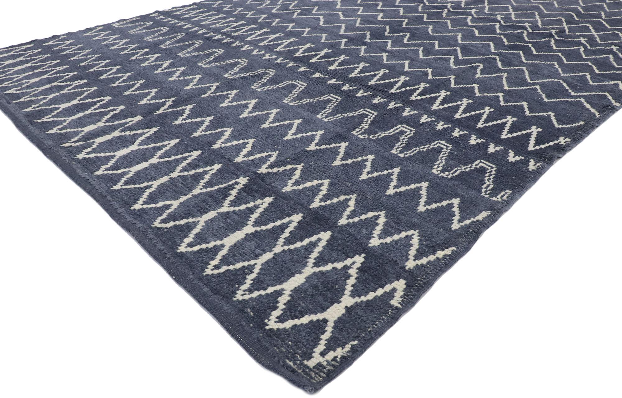 53452, nouveau tapis contemporain de style marocain avec un motif de diamants et de chevrons. Plus doux mais non moins saisissant, ce tapis marocain contemporain en laine nouée à la main incarne un style tribal boho chic et confortable aux