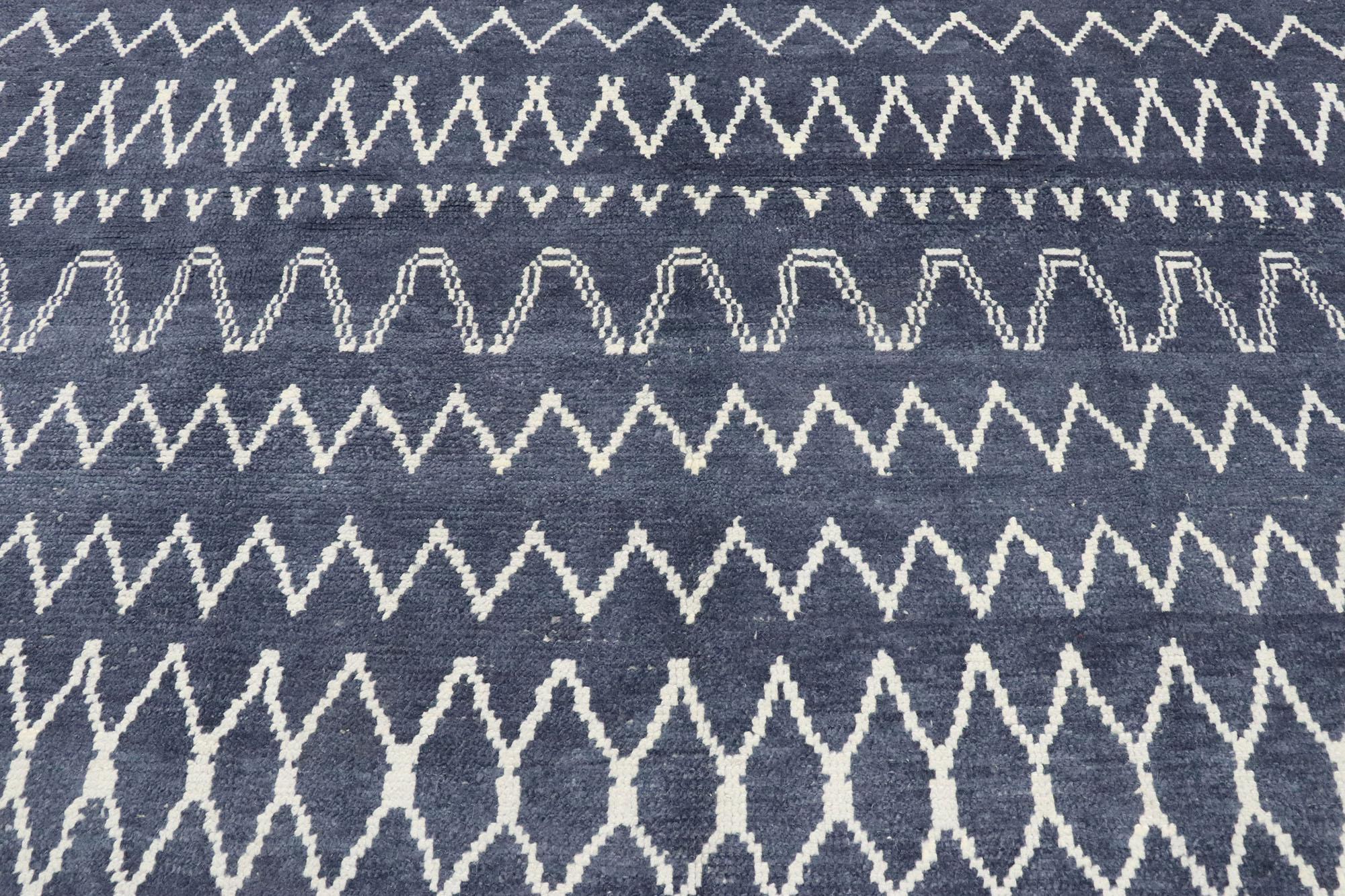 Turc Nouveau tapis contemporain marocain de style avec motif de diamants et motif de chevrons en vente