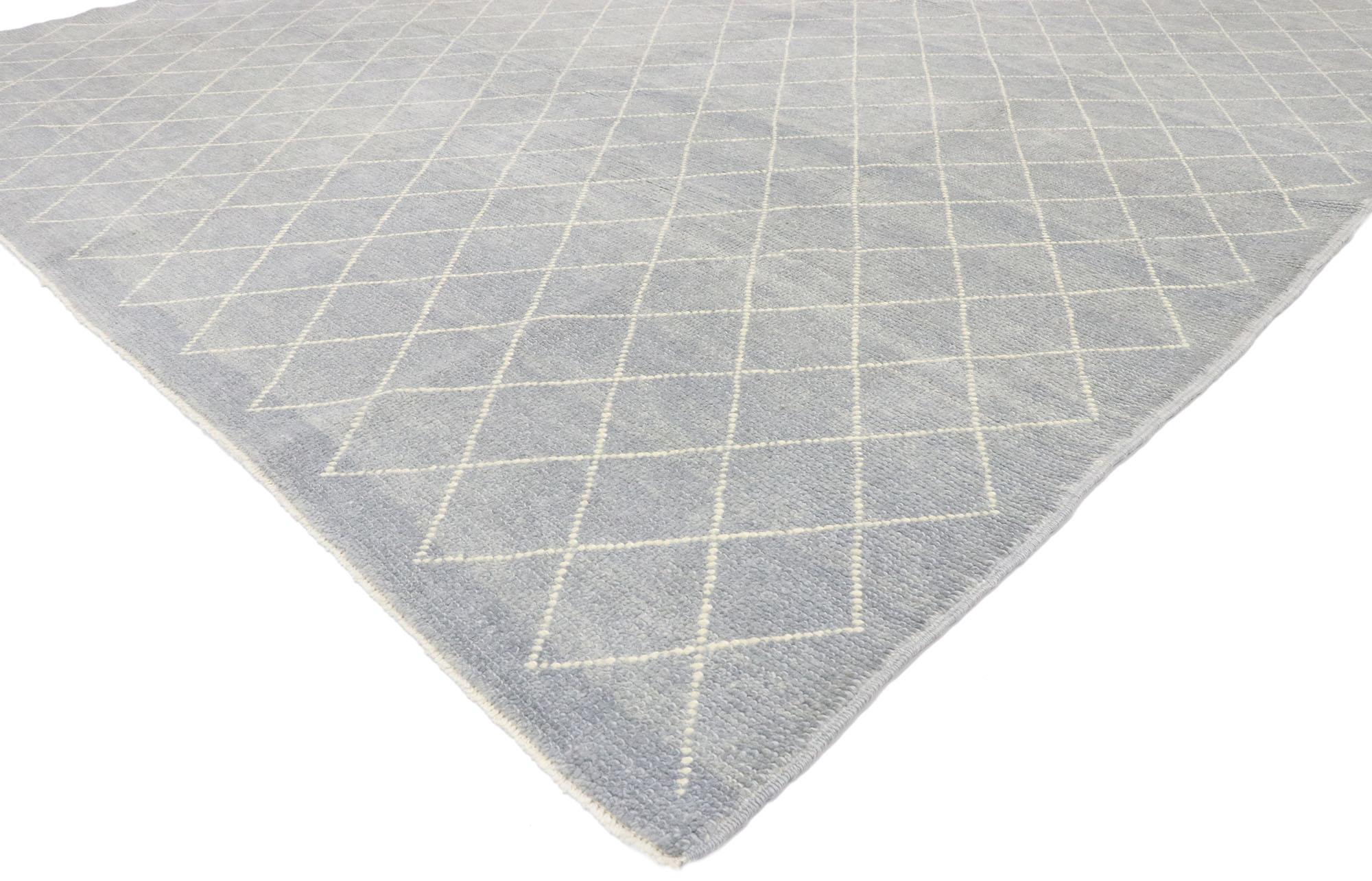 53446, neuer moderner Teppich im marokkanischen Stil mit Diamond Trellis. Dieser moderne marokkanische Teppich aus handgeknüpfter Wolle vereint Schlichtheit mit unglaublichen Details und Texturen. Das abgewetzte hellblau-graue Feld ist mit einem
