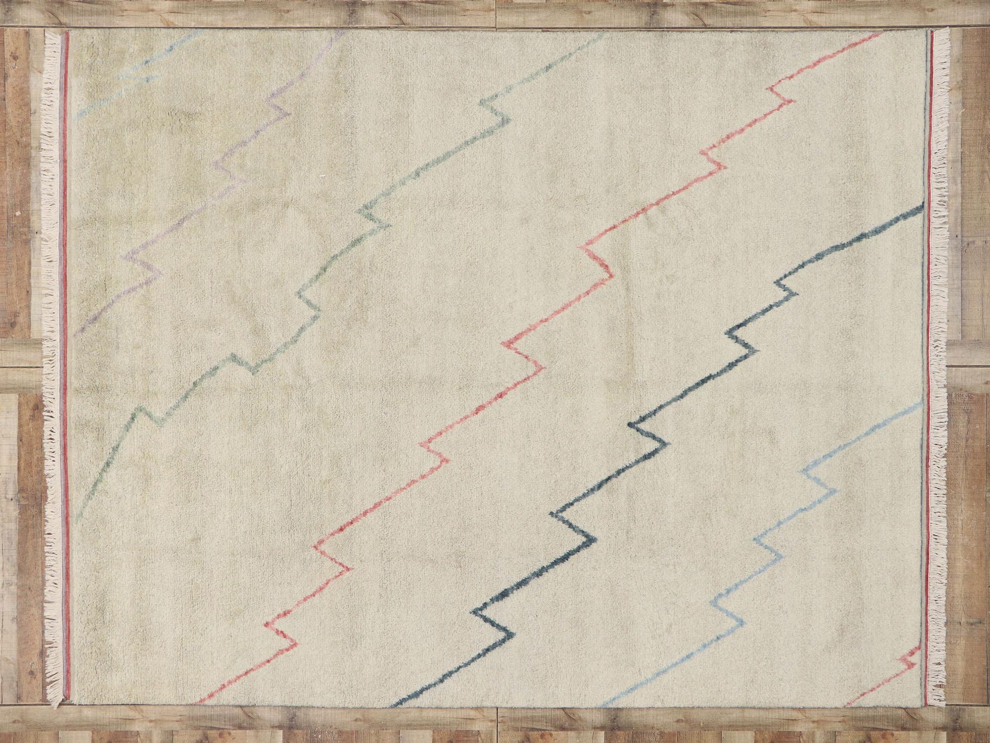 30534:: neuer moderner Teppich im marokkanischen Stil mit Blitzmuster. Dieser moderne marokkanische Teppich aus handgeknüpfter Wolle zeigt ein Blitzmuster aus sieben dünnen:: gezackten Linien auf einem abgewetzten ecru-beigen Hintergrund.
