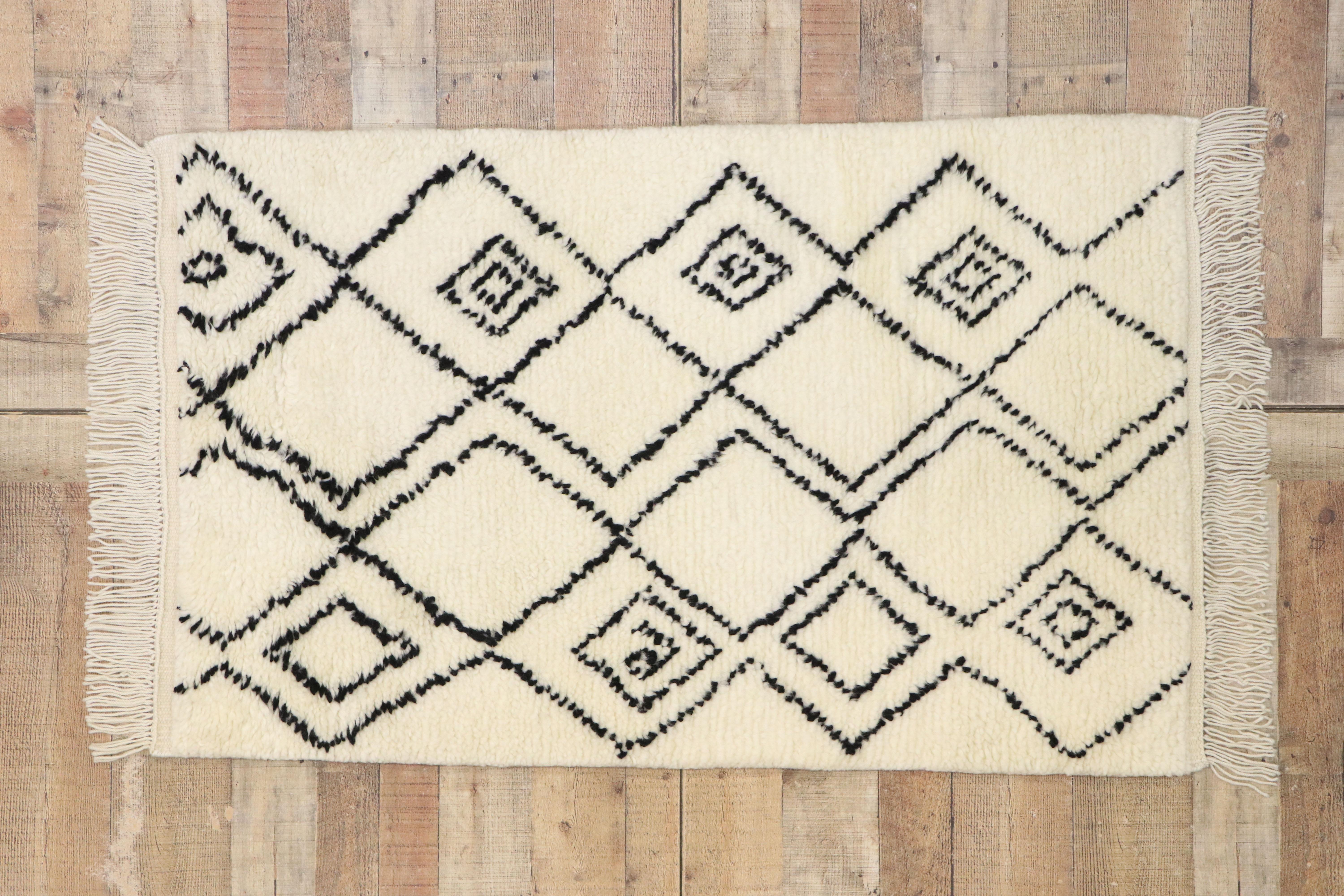 Neuer Contemporary Marokko-Teppich mit minimalistischen Stammesvibes (Wolle) im Angebot