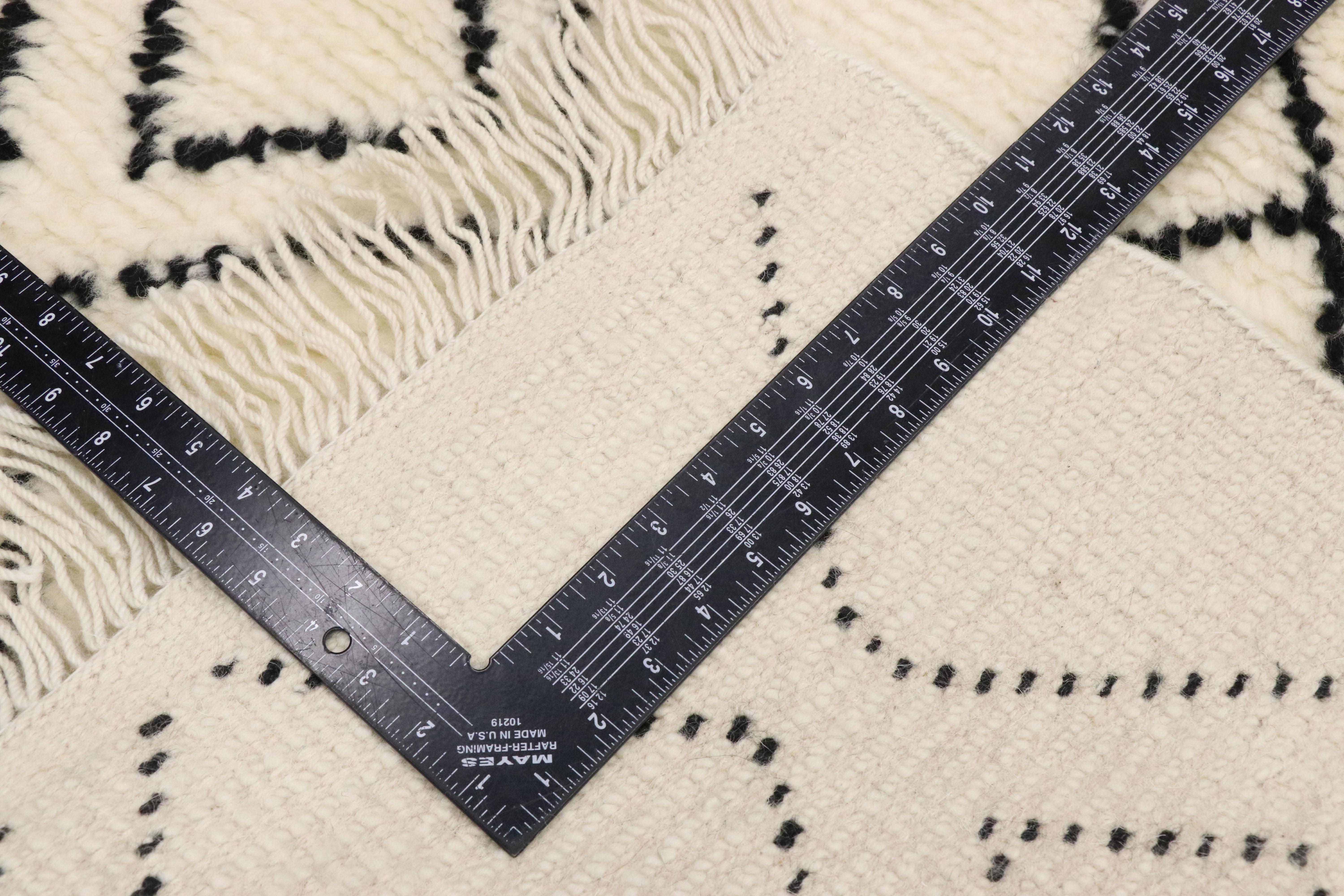 Neuer Contemporary Marokko-Teppich mit minimalistischen Stammesvibes (Handgeknüpft) im Angebot