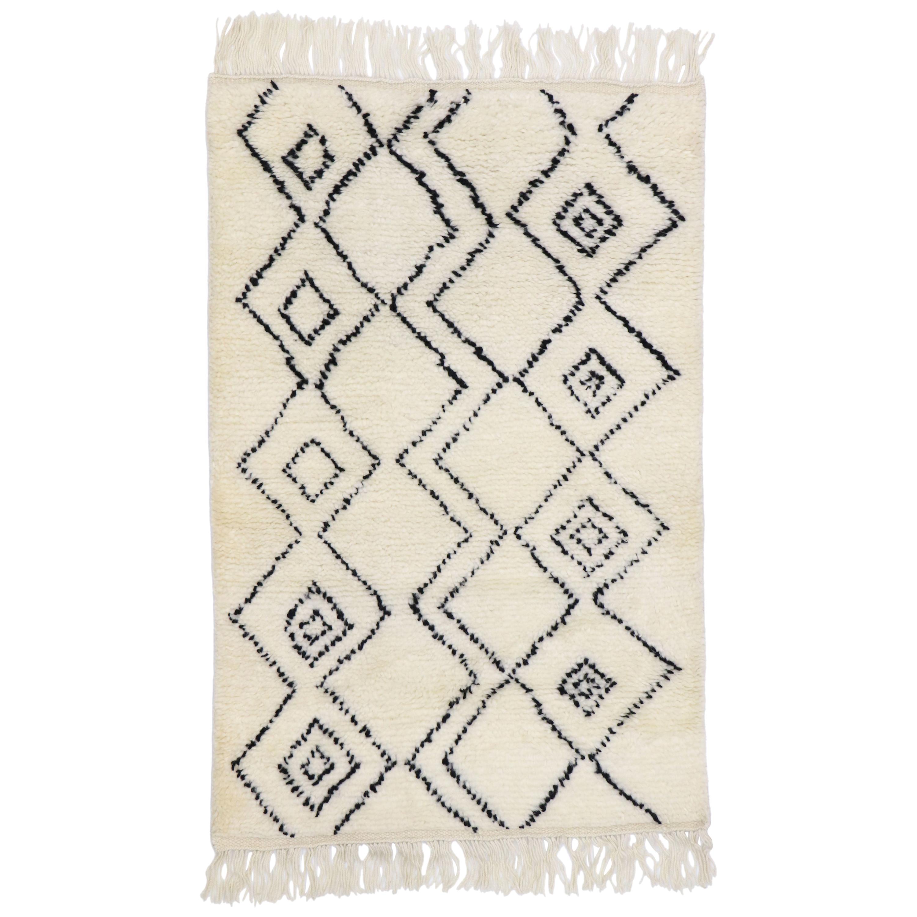 Nouveau tapis marocain contemporain de style avec des vibrations tribales minimalistes