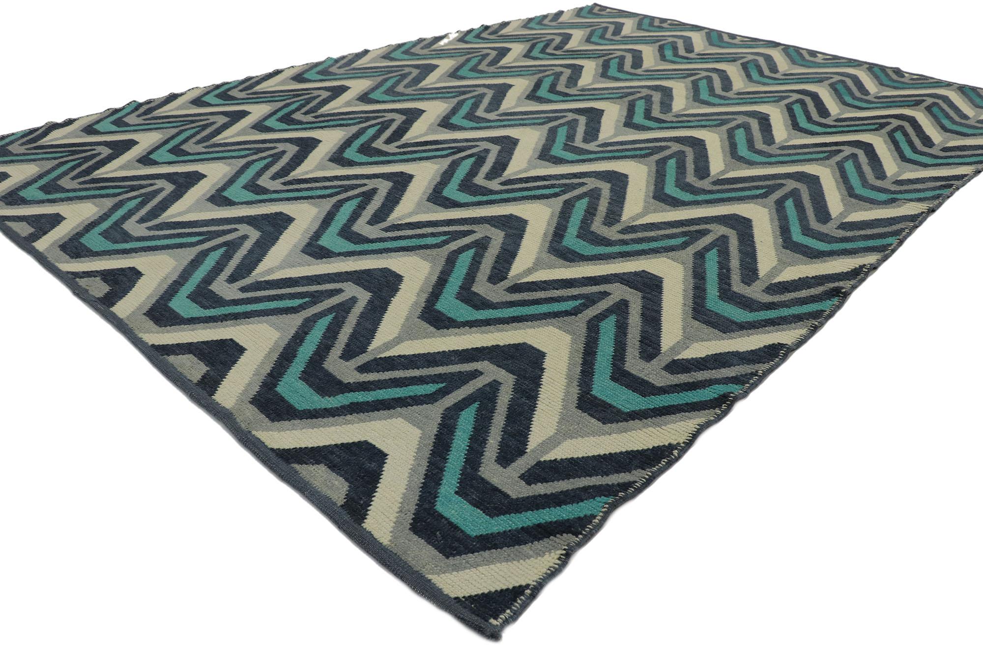 53176 Tapis marocain turc de style moderne, 09'00 x 13'00.
Le postmoderne ludique rencontre le maximalisme magique dans ce tapis marocain en laine nouée à la main. L'intrigant design à chevrons et les couleurs vives tissées dans cette pièce