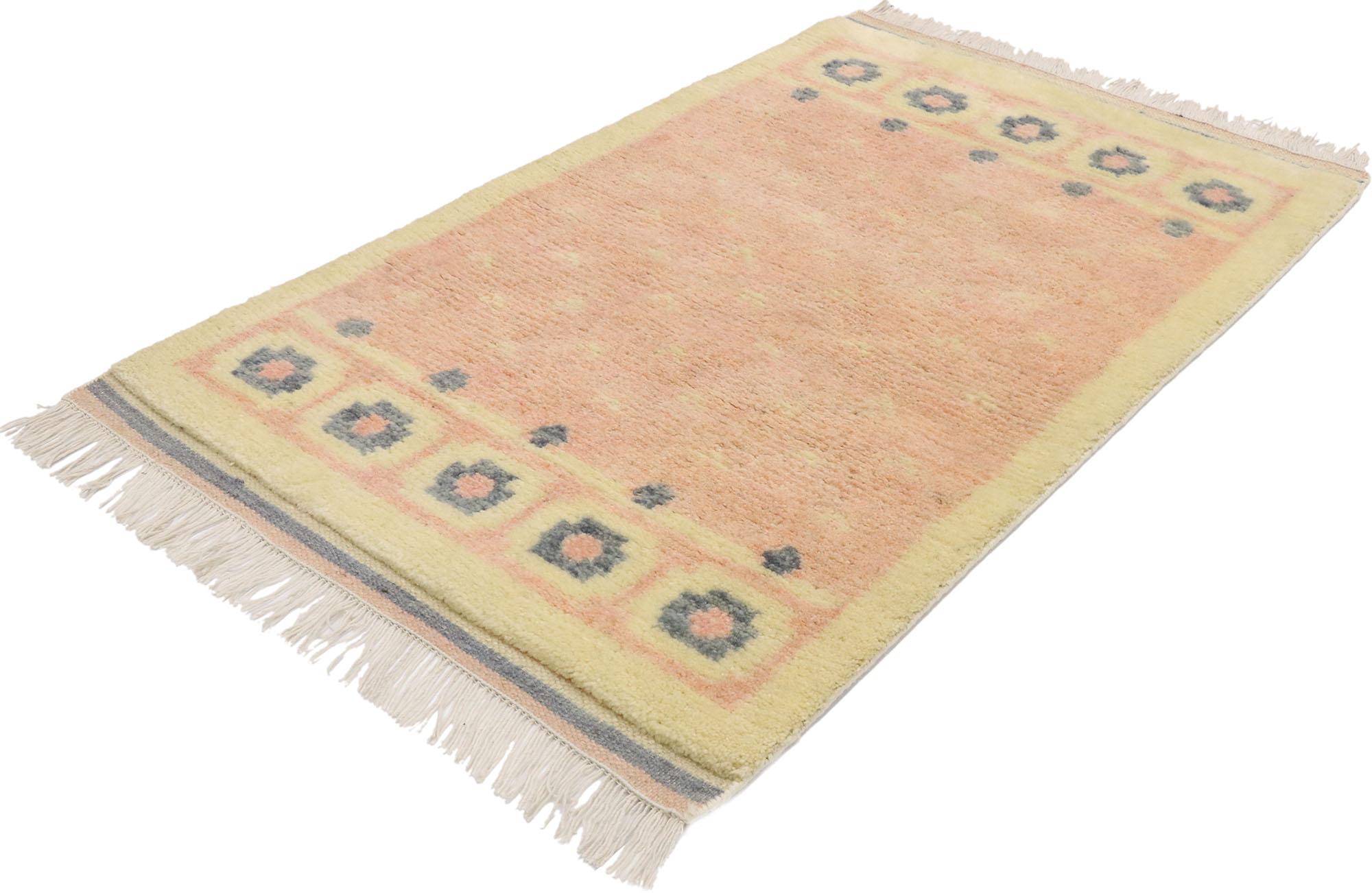 30615, new contemporary Moroccan style rug with Scandinavian Modern design. With its geometric design and Bohemian hygge vibes, this hand knotted wool contemporary Moroccan style rug draws inspiration from a Swedish Rya rug. It features an abrashed