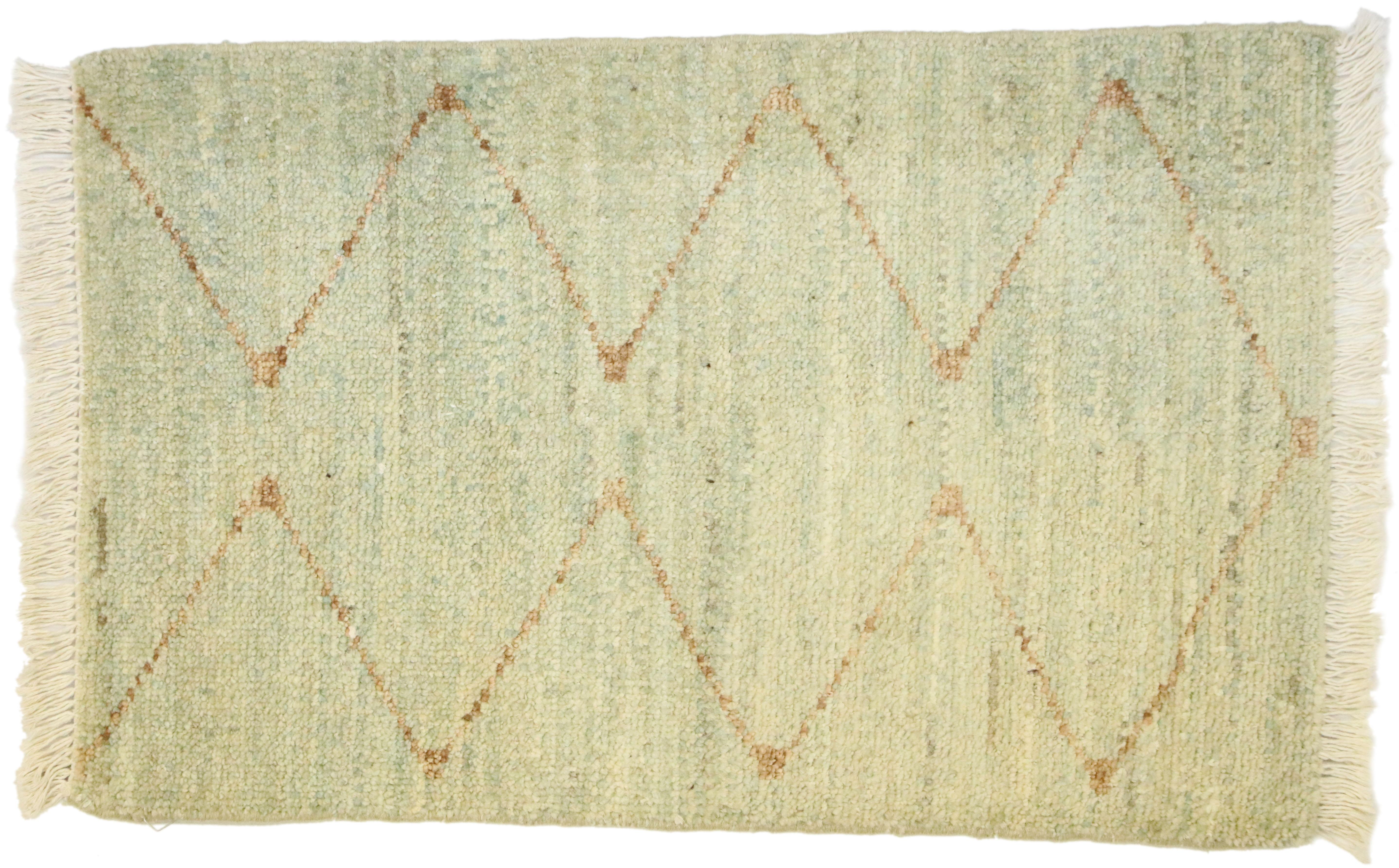 Zeitgenössischer zeitgenössischer Teppich im marokkanischen Stil mit künstlerischen böhmischen Hygge-Vibes an der Küste im Angebot 1