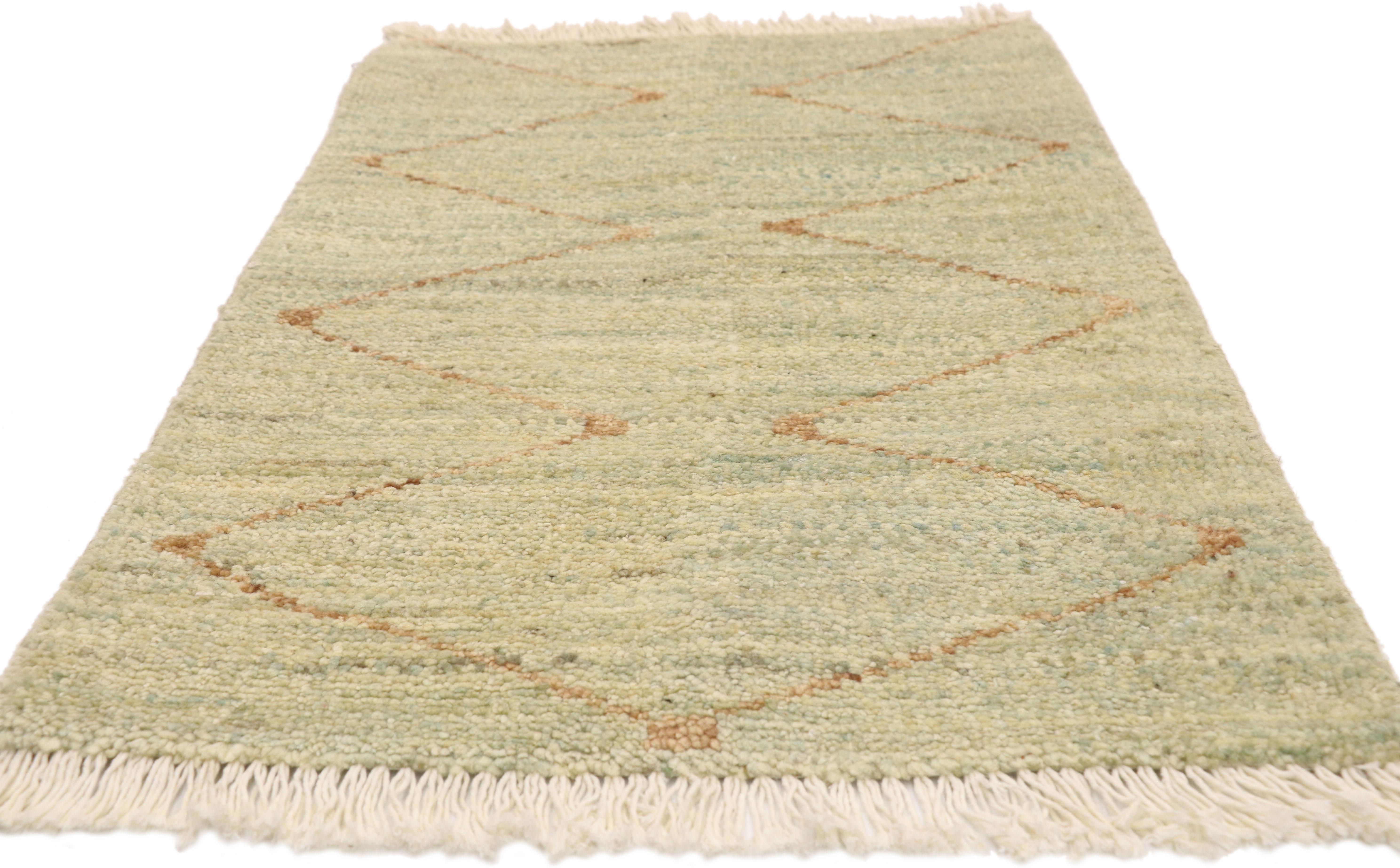 Zeitgenössischer zeitgenössischer Teppich im marokkanischen Stil mit künstlerischen böhmischen Hygge-Vibes an der Küste (Moderne) im Angebot