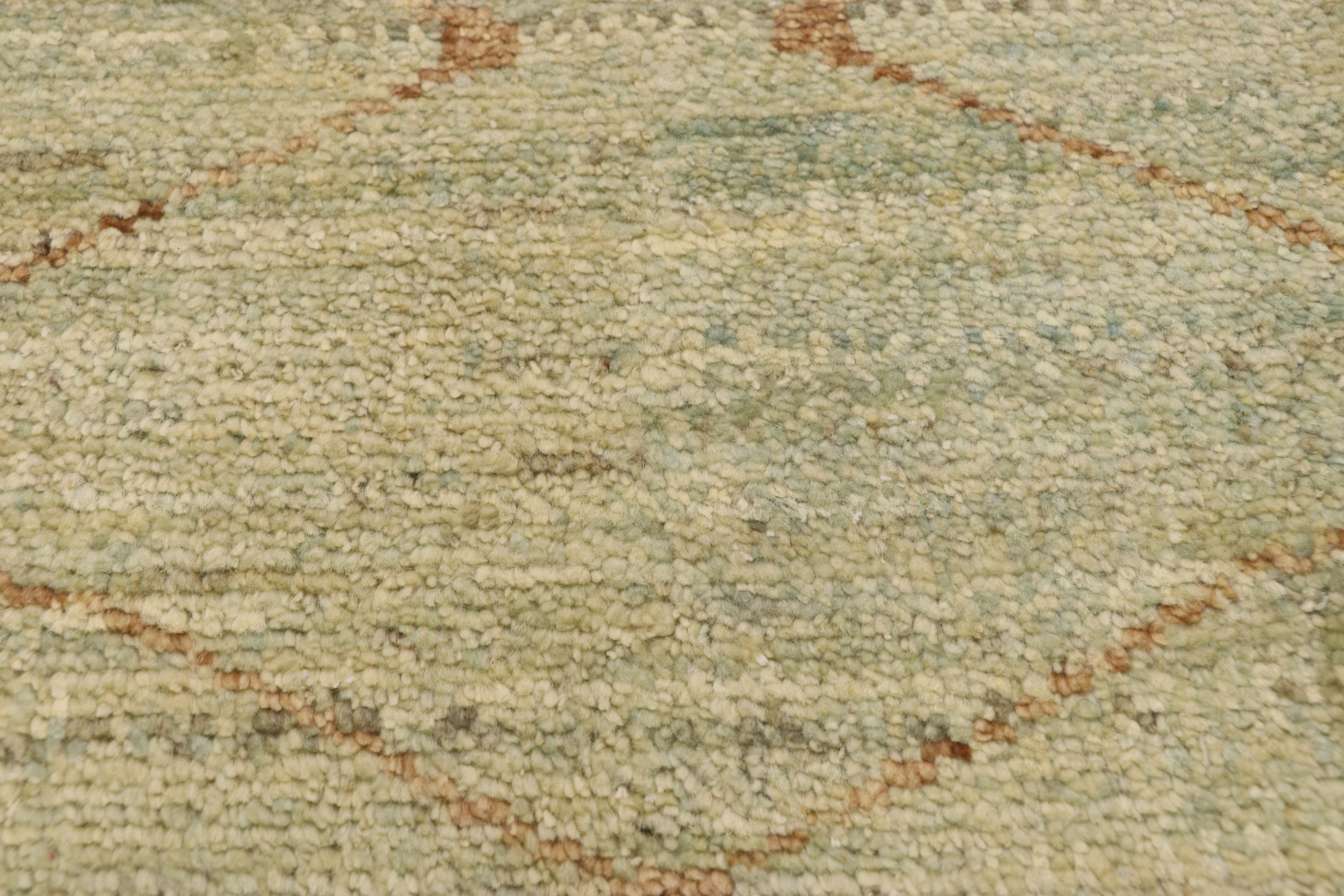 Zeitgenössischer zeitgenössischer Teppich im marokkanischen Stil mit künstlerischen böhmischen Hygge-Vibes an der Küste (Pakistanisch) im Angebot