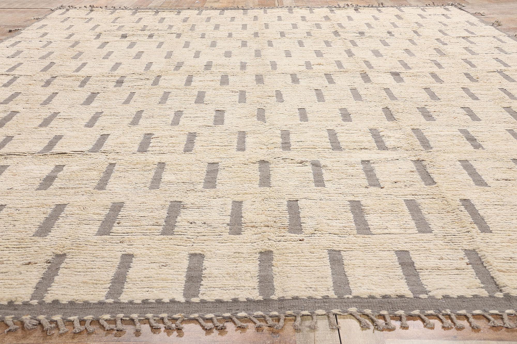 XXI secolo e contemporaneo Il nuovo tappeto marocchino contemporaneo con texture in stile mid-century modern in vendita