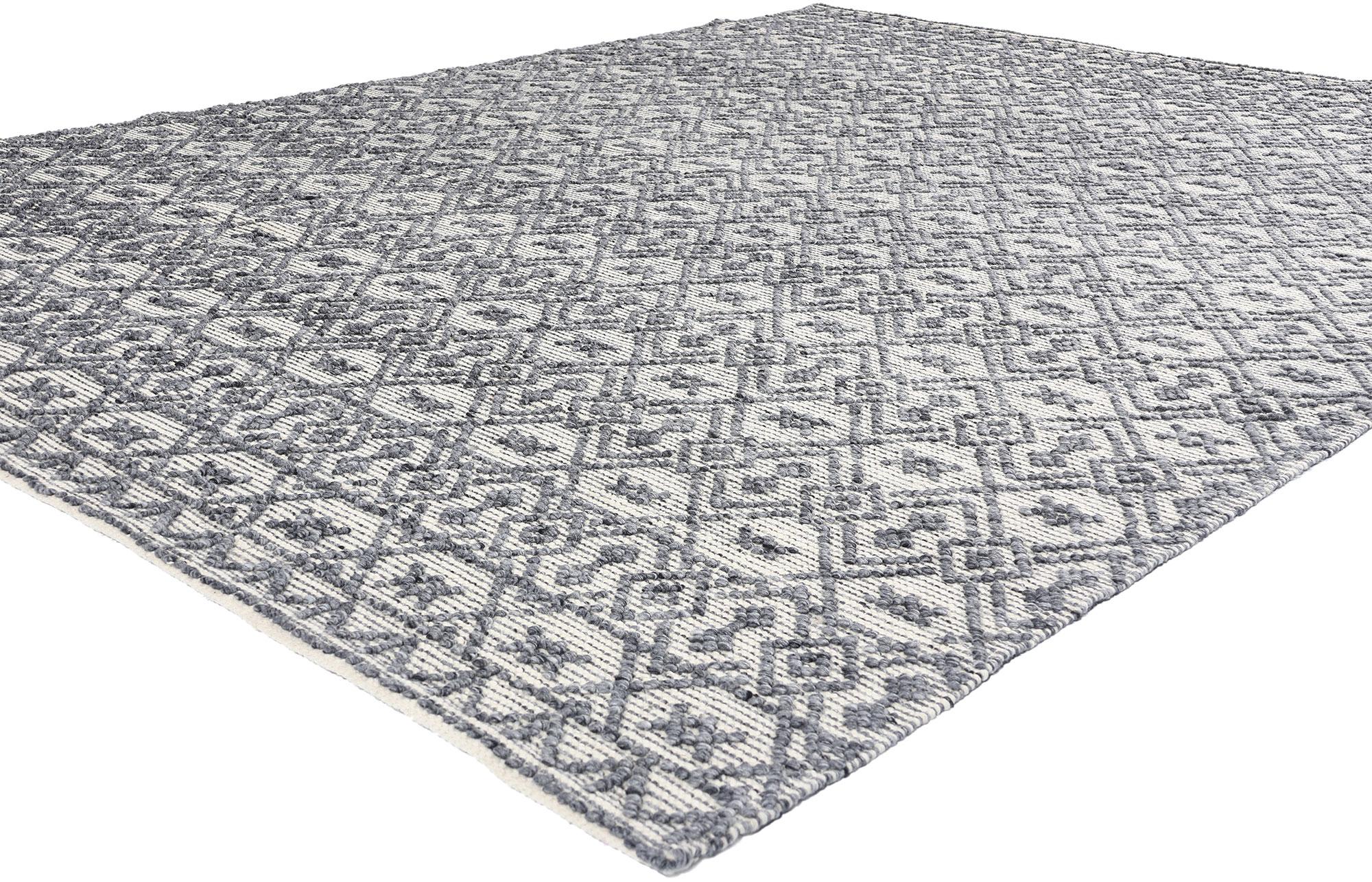 31030 Alfombra Kilim Gris Marroquí Texturizada Alta-Baja, 08'01 x 10'07. Eleva la decoración de tu hogar con la elegancia atemporal de esta alfombra marroquí tejida a mano con textura alta-baja. Esta exquisita pieza presenta un motivo geométrico