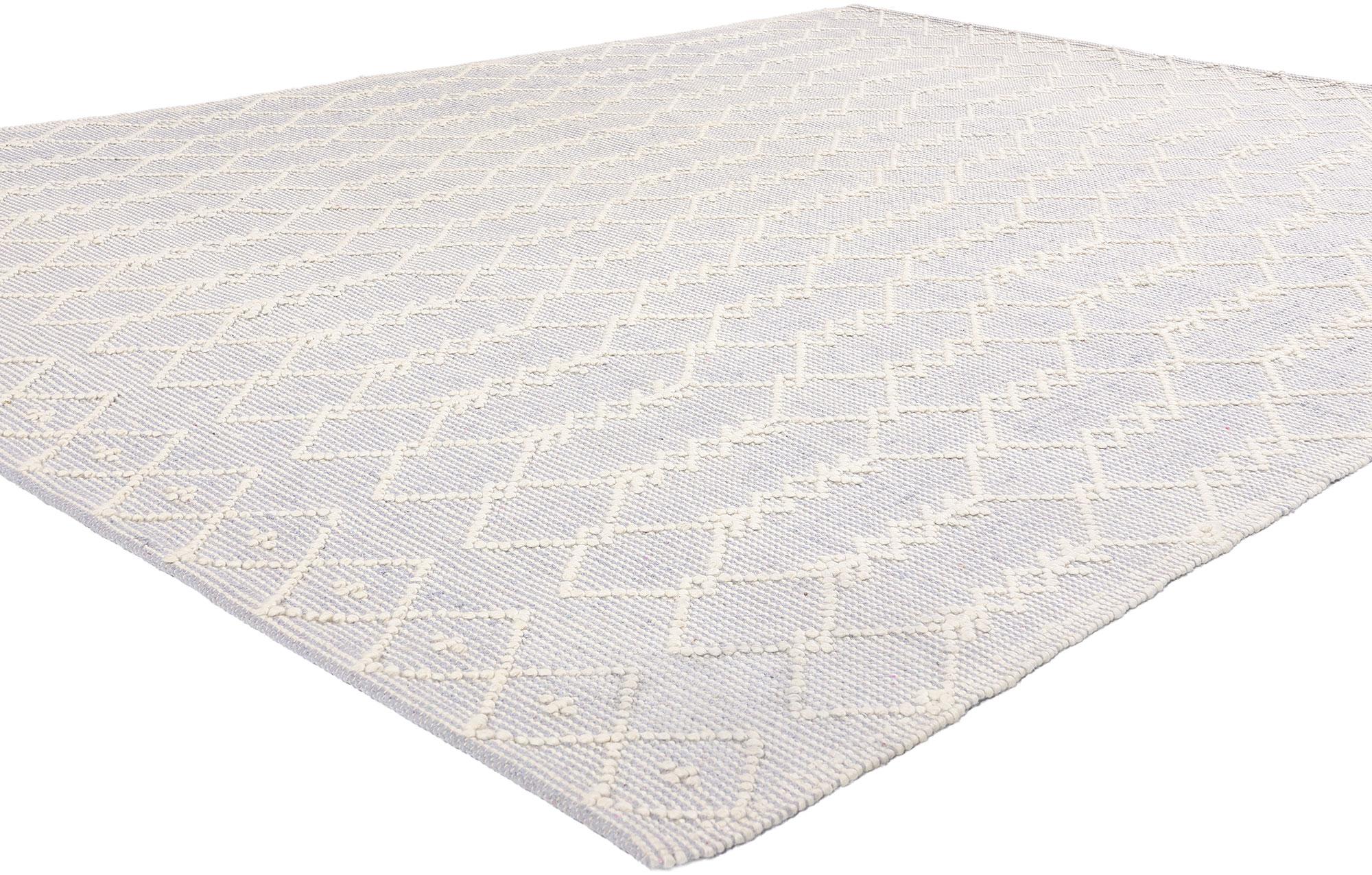 31017 Alfombra Kilim Marroquí de Textura Alta y Baja, 08'00 x 10'05. Presentamos una alfombra marroquí tejida a mano de textura alta-baja que encarna la elegancia y la sutil sofisticación. Esta exquisita pieza presenta una relajante paleta de suaves