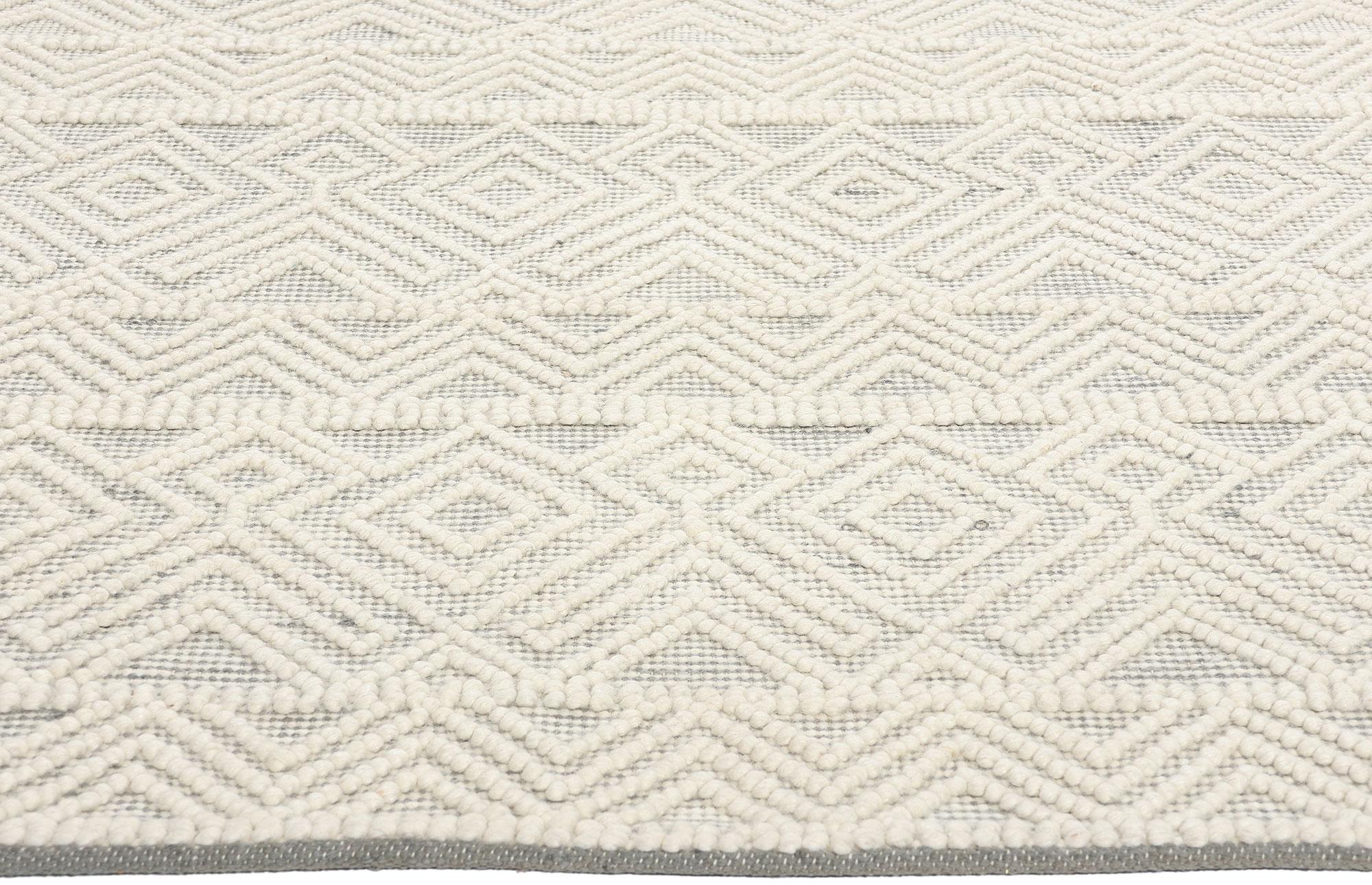 Indien New Contemporary Moroccan Textured High-Low Rug (Tapis à haute teneur en eau) en vente