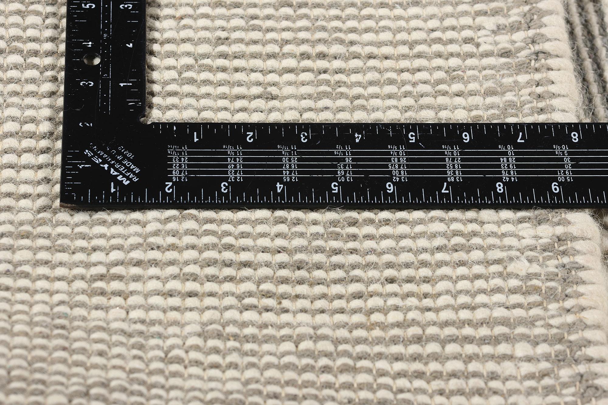 New Contemporary Moroccan Textured High-Low Rug (Tapis à haute teneur en eau) Neuf - En vente à Dallas, TX