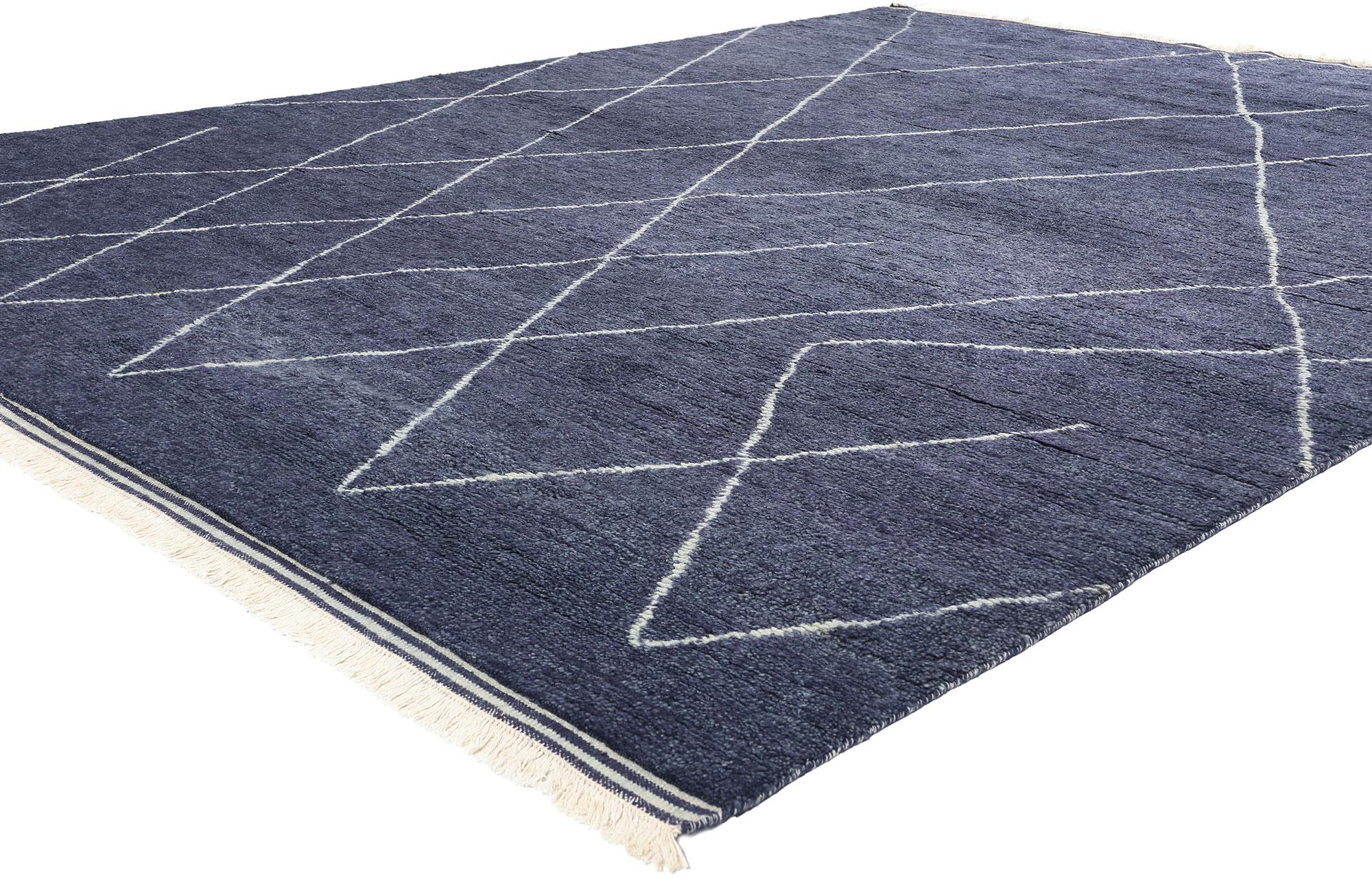31263 Alfombra marroquí moderna azul marino, 09'03 x 12'00. Eleva tu interior con la sofisticada elegancia de esta moderna alfombra marroquí de lana anudada a mano, con un profundo fondo azul marino adornado con delicadas líneas beige. El rico tono