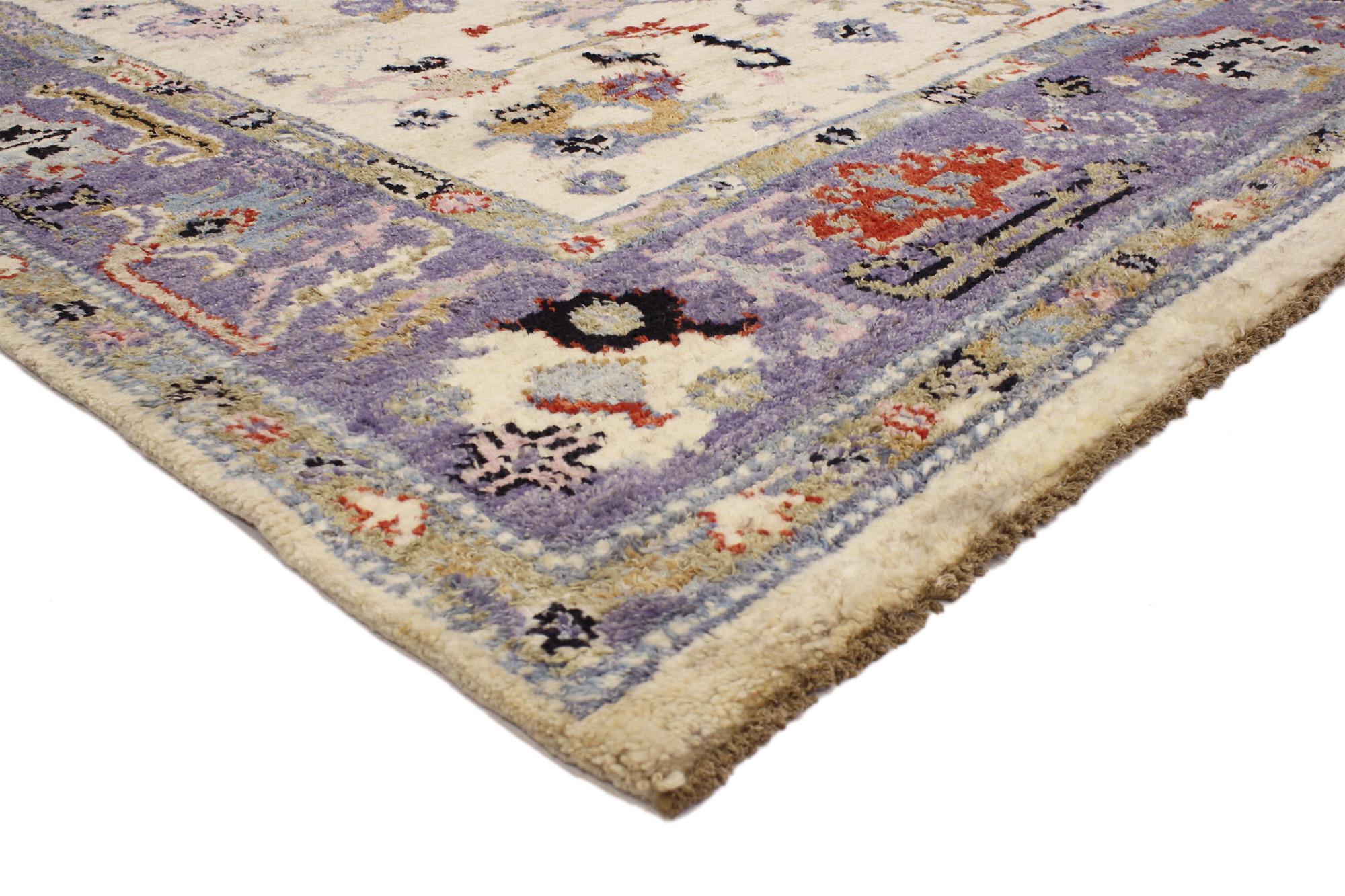 80405 New Modern Oushak Rug, 09'03 x 12'03. Dieser moderne, handgeknüpfte Oushak-Teppich aus Wolle aus Pakistan ist eine wunderschöne Hommage an die alten Knüpftraditionen der Oushak-Region, die für die Herstellung einiger der am meisten verehrten