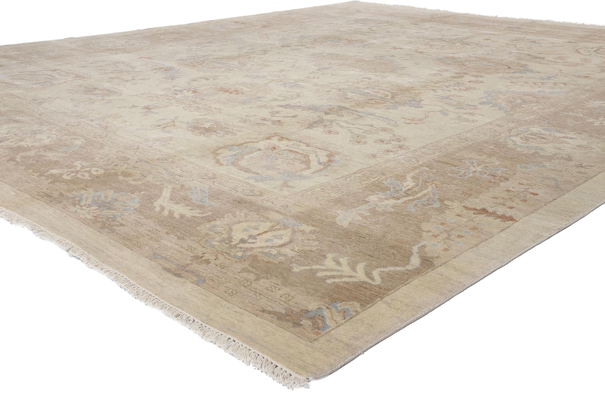 30425 Vintage-inspirierter weicher erdfarbener Oushak-Teppich, 12'02 x 14'09. Dieser moderne Oushak-Teppich aus handgeknüpfter Wolle ist eine heitere Verkörperung von raffinierter Eleganz und Vintage-Inspiration, die Ihren Wohnraum mit einer