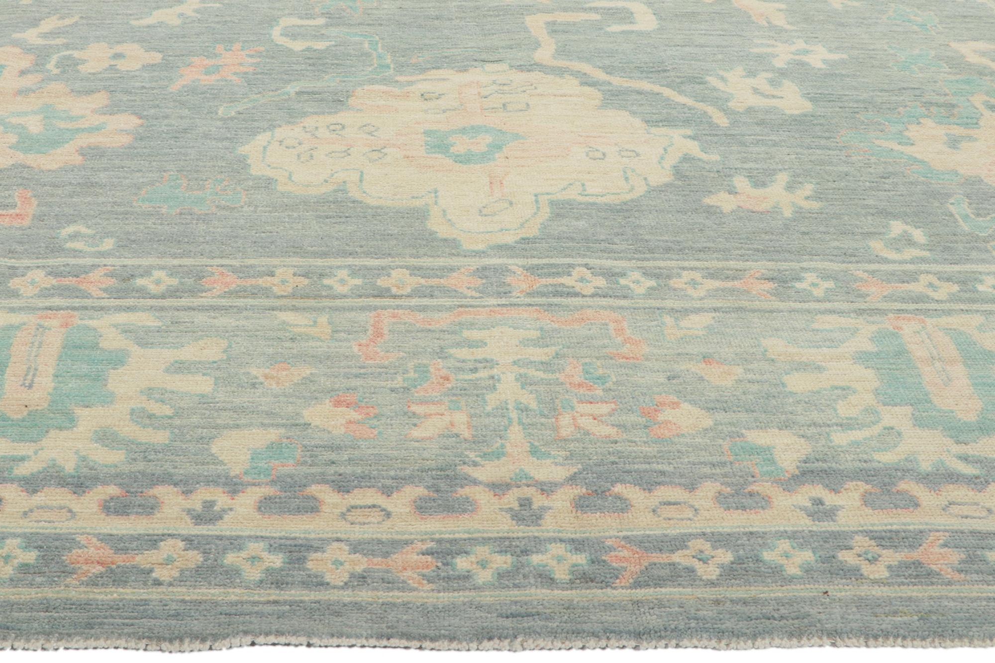 Neuer moderner farbenfroher hellblauer Oushak-Teppich im Übergangsstil mit Übergangsstil im Angebot 3