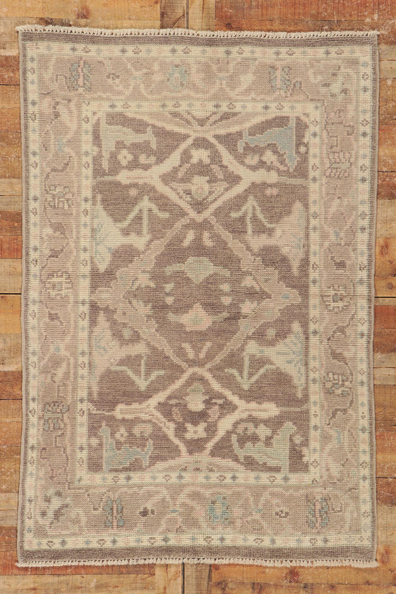 Nouveau tapis contemporain d'Oushak de style moderne en vente 1